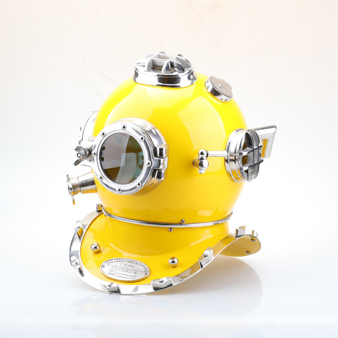 DYKARHJÄLM. "US Navy Diving Helmet", metall, samtida replika.
