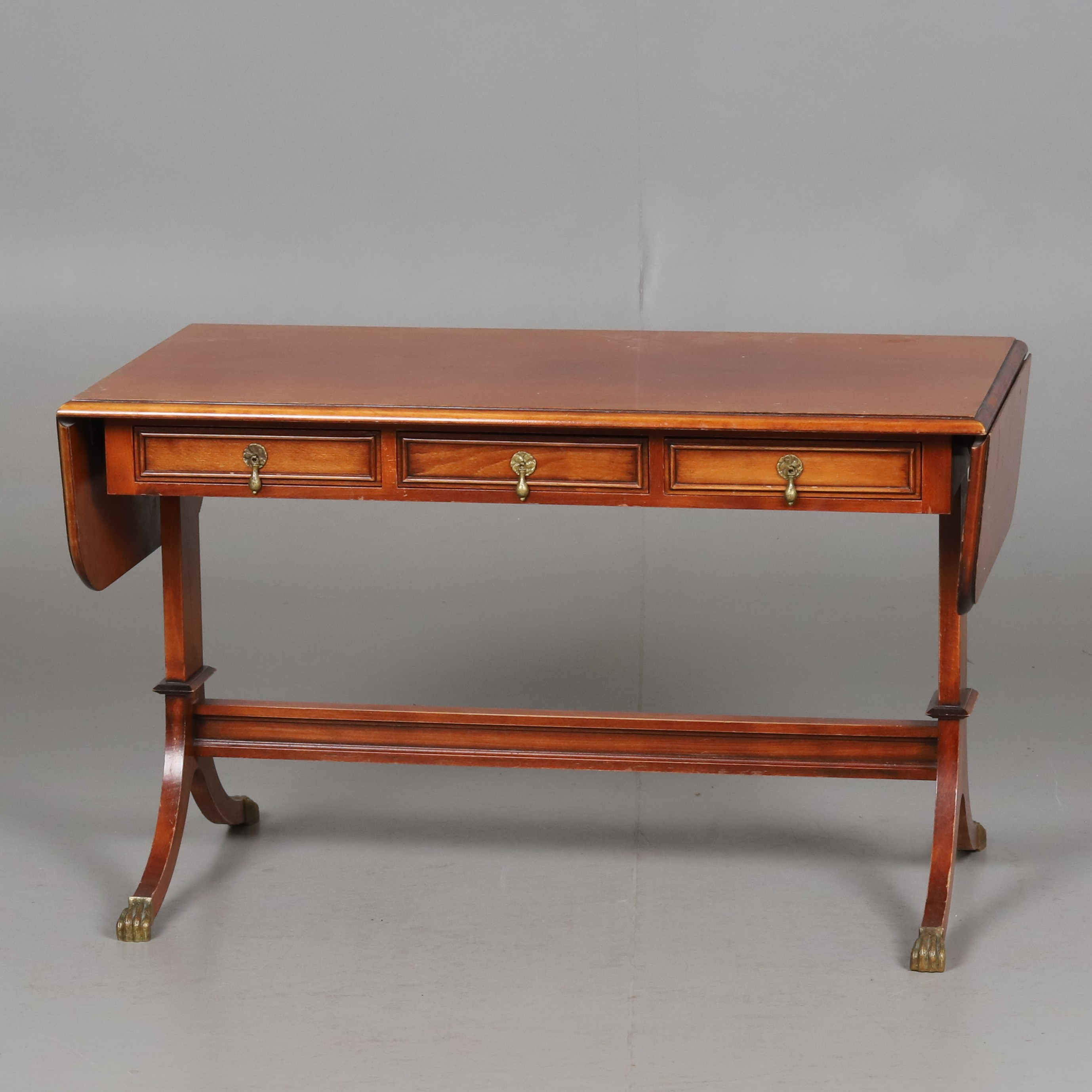 SOFFBORD med klaffar. Idegransfaner med mässingsdetaljer, 3 st lådor.