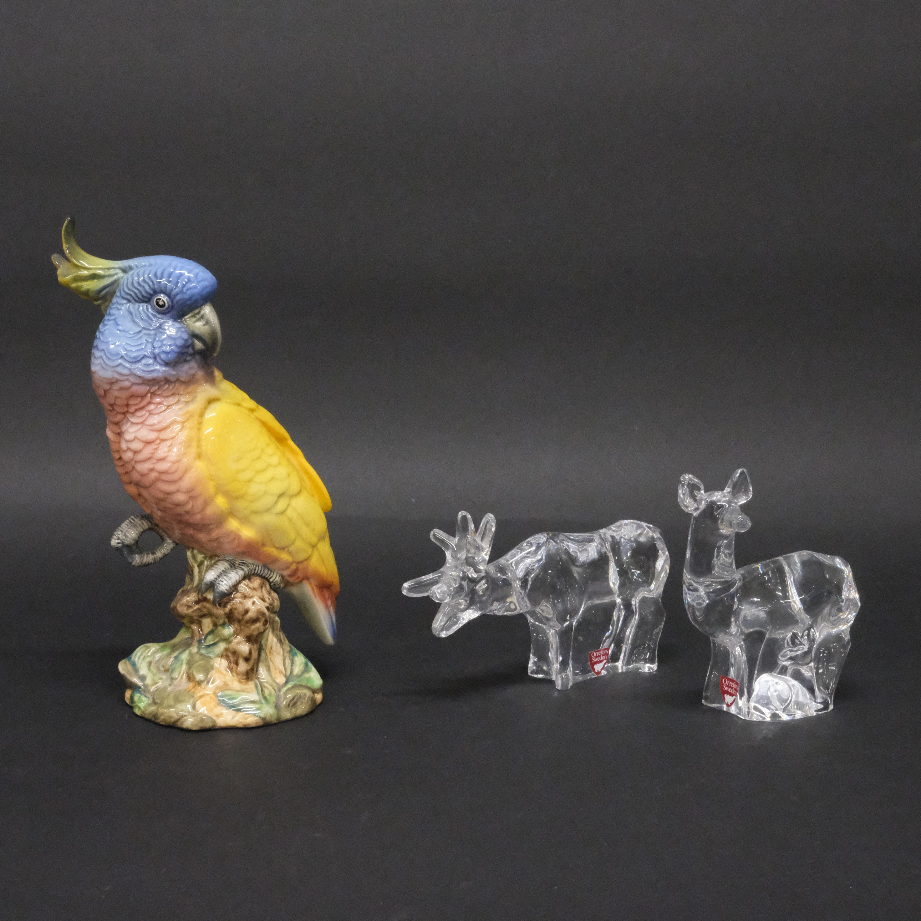 PAPEGOJA I PORSLIN SAMT TVÅ GLASDJUR, BESWICK OCH ORREFORS.