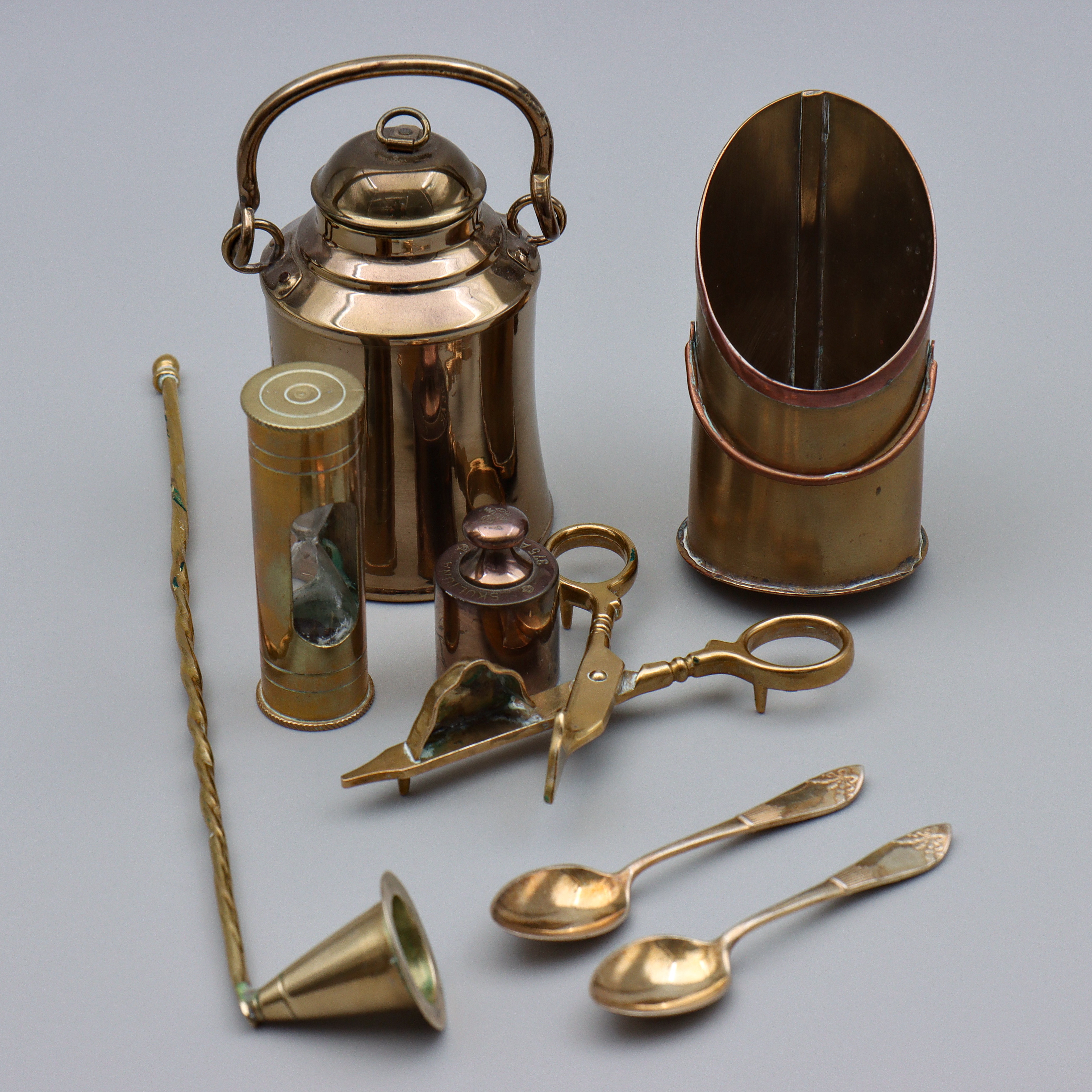 TIMGLAS MÄSSING/GLAS, KANNA SKULTUNA, LJUSSAX MM, 8 DELAR, 1800/1900-TAL.