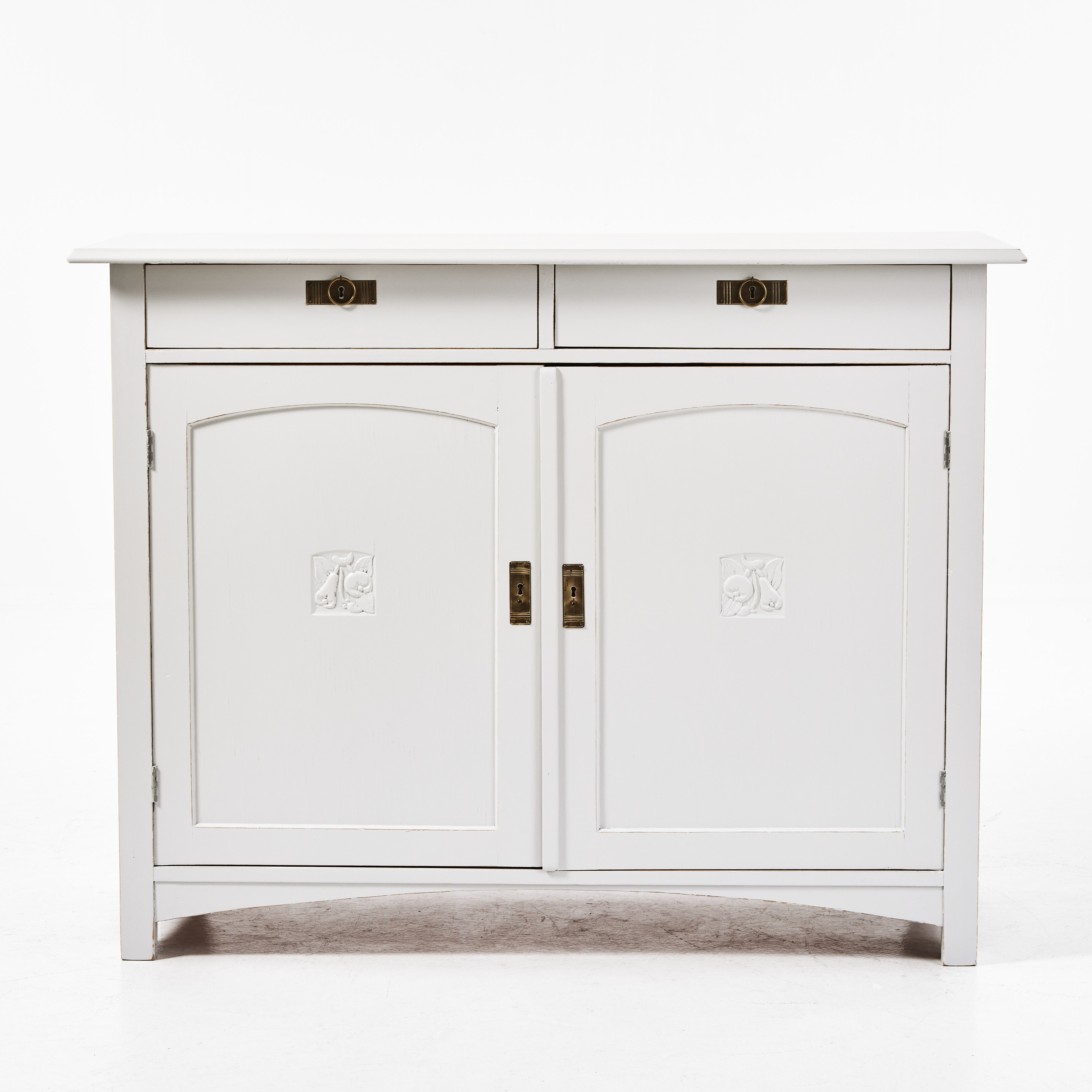 SKÄNK, 1900-talets början, jugend, bemålad, dörrspeglar med skuren dekor, beslag i mässing.