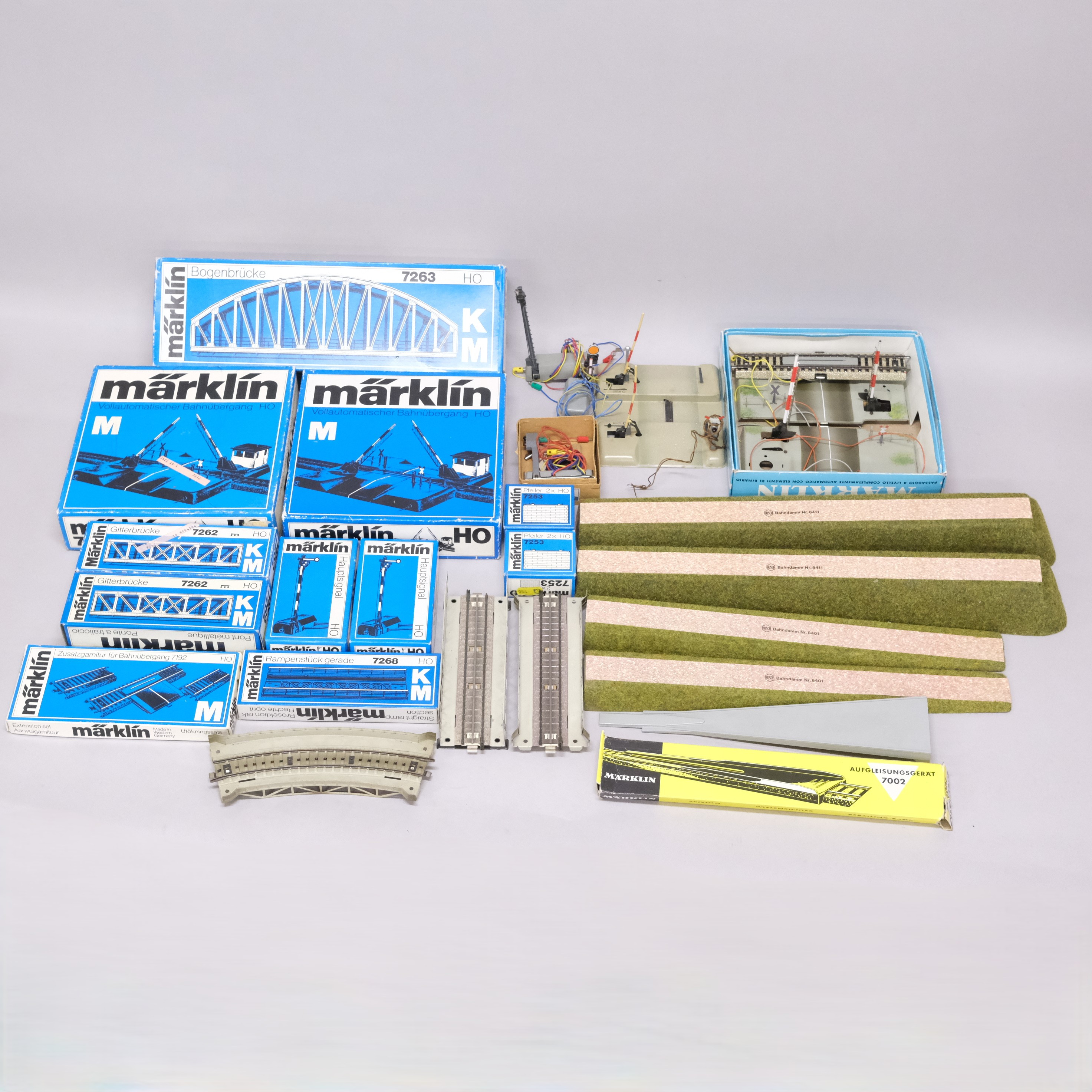 MÄRKLIN. MODELLJÄRNVÄG, ÖVERGÅNGAR OCH BRODELAR. SKALA H0.