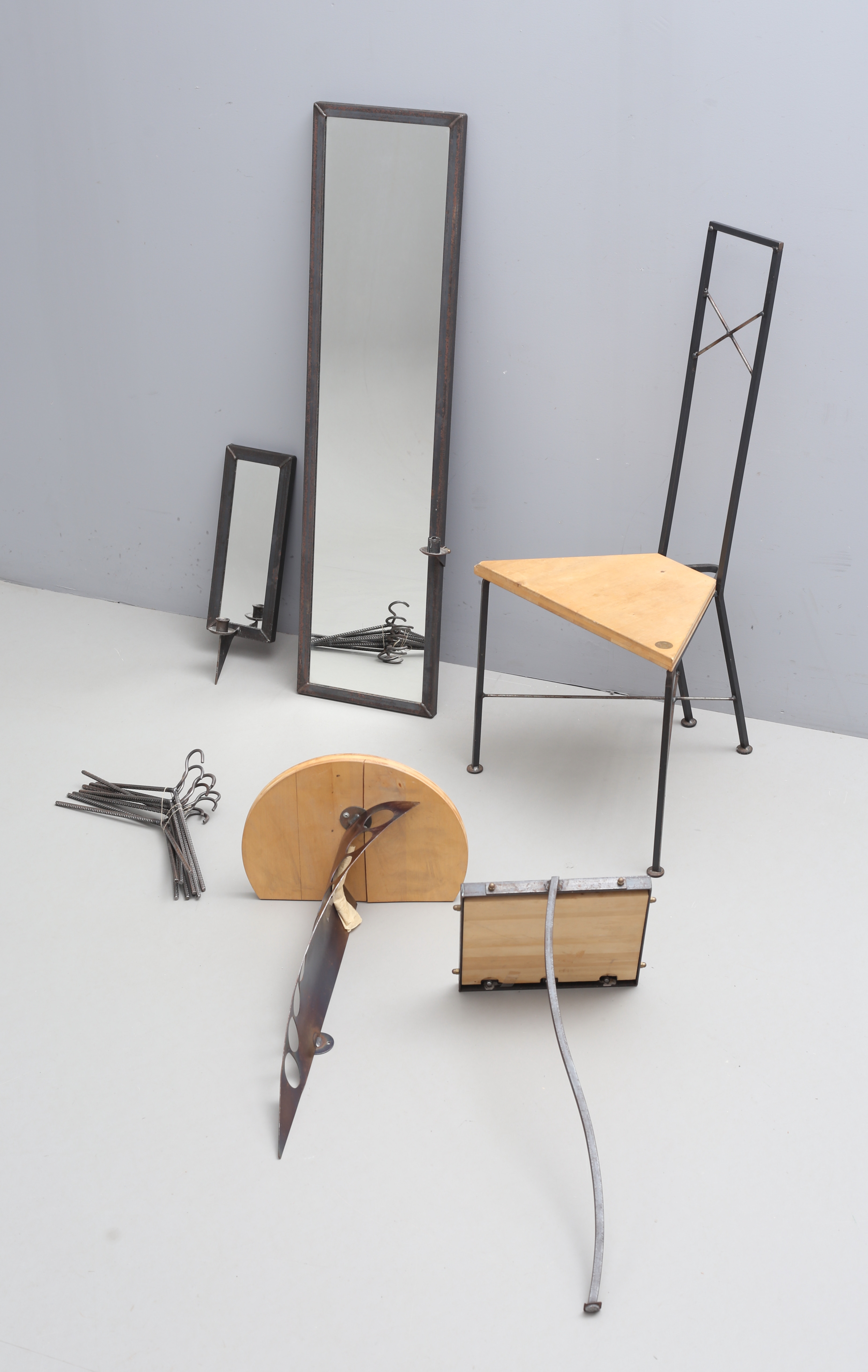 GÖRAN OLSSON. Hallmöbel, 5 delar, smide/trä, Olsson & Dåm, 1990-tal.