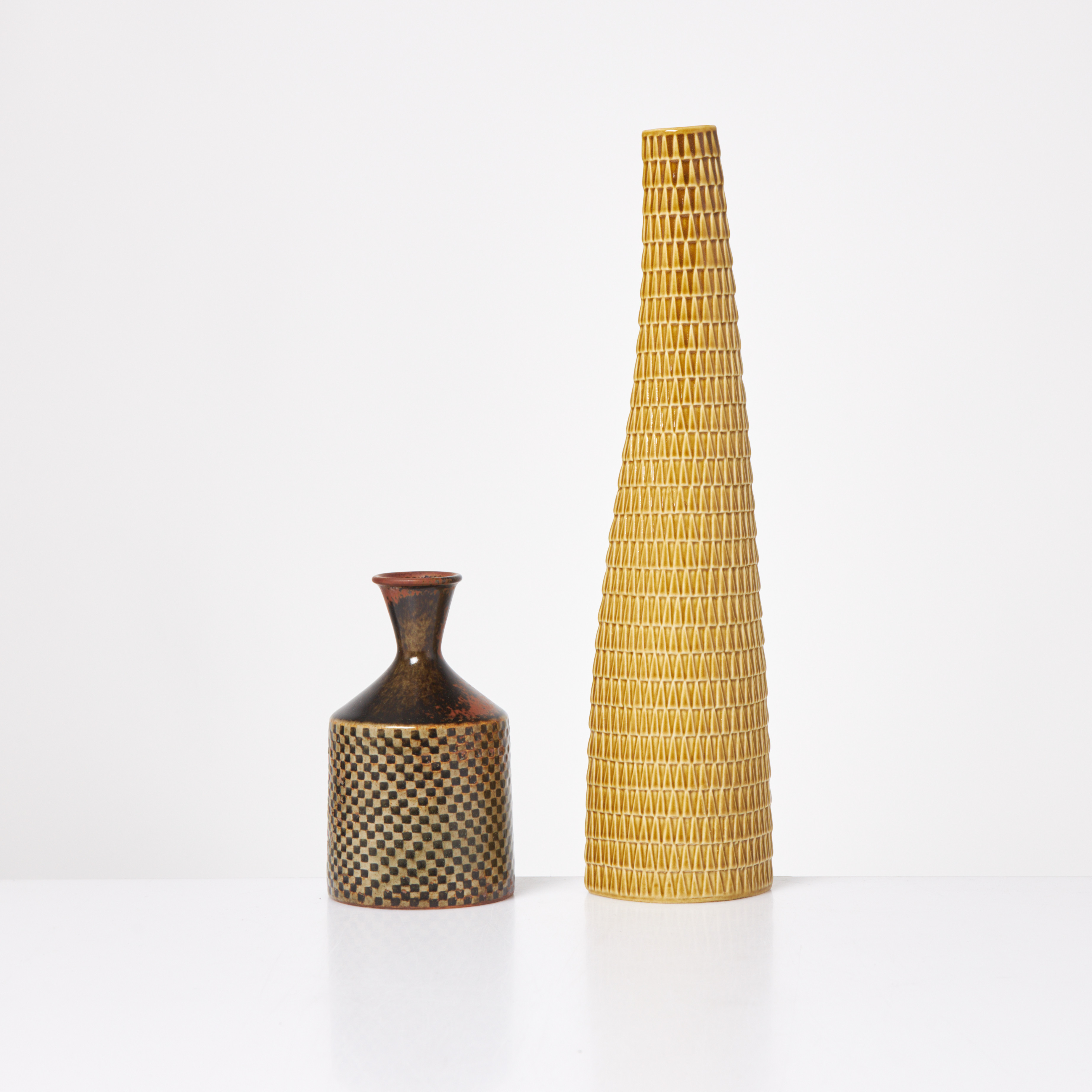 STIG LINDBERG. 2 dlr, vaser, glaserat stengods, varav ena "Reptil", ena med signatur Stig L, Gustavsberg.