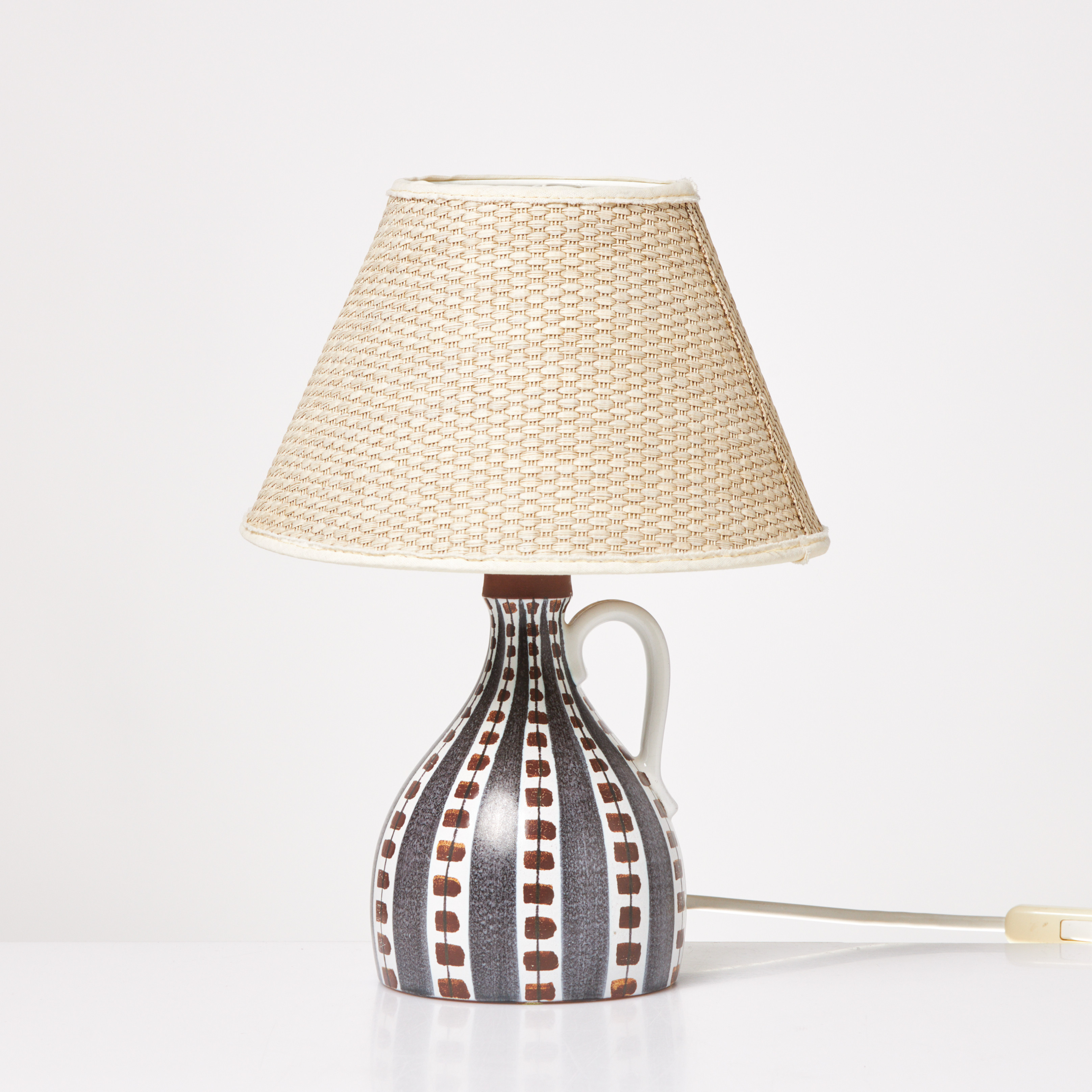 STIG LINDBERG. Bordslampa, fajans, Gustavsberg, bemålad i geometrisk dekor, märkt samt stämpelmärkt, Gustavsberg.