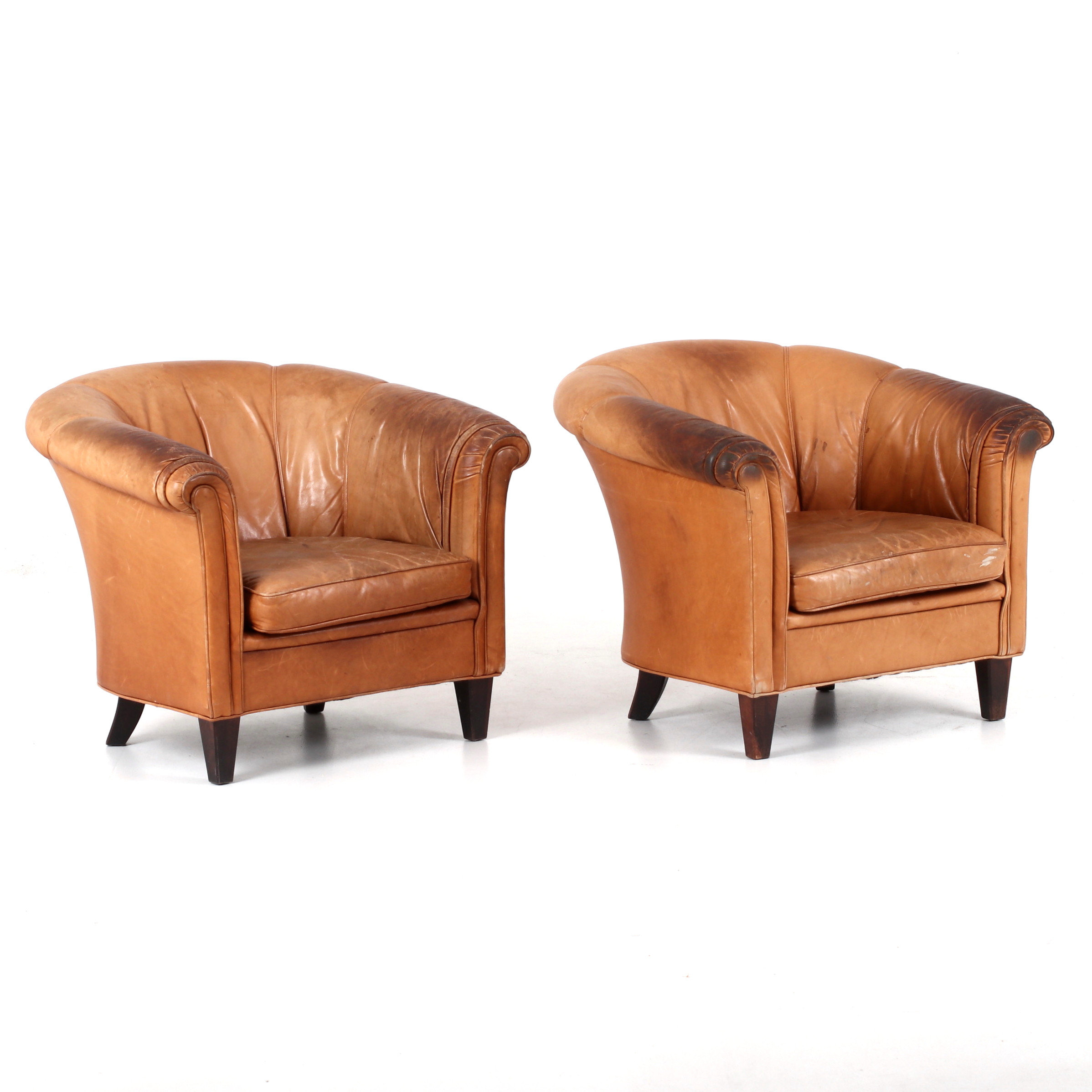 CLUBFÅTÖLJER 2 st, skinn, 1900-tal.