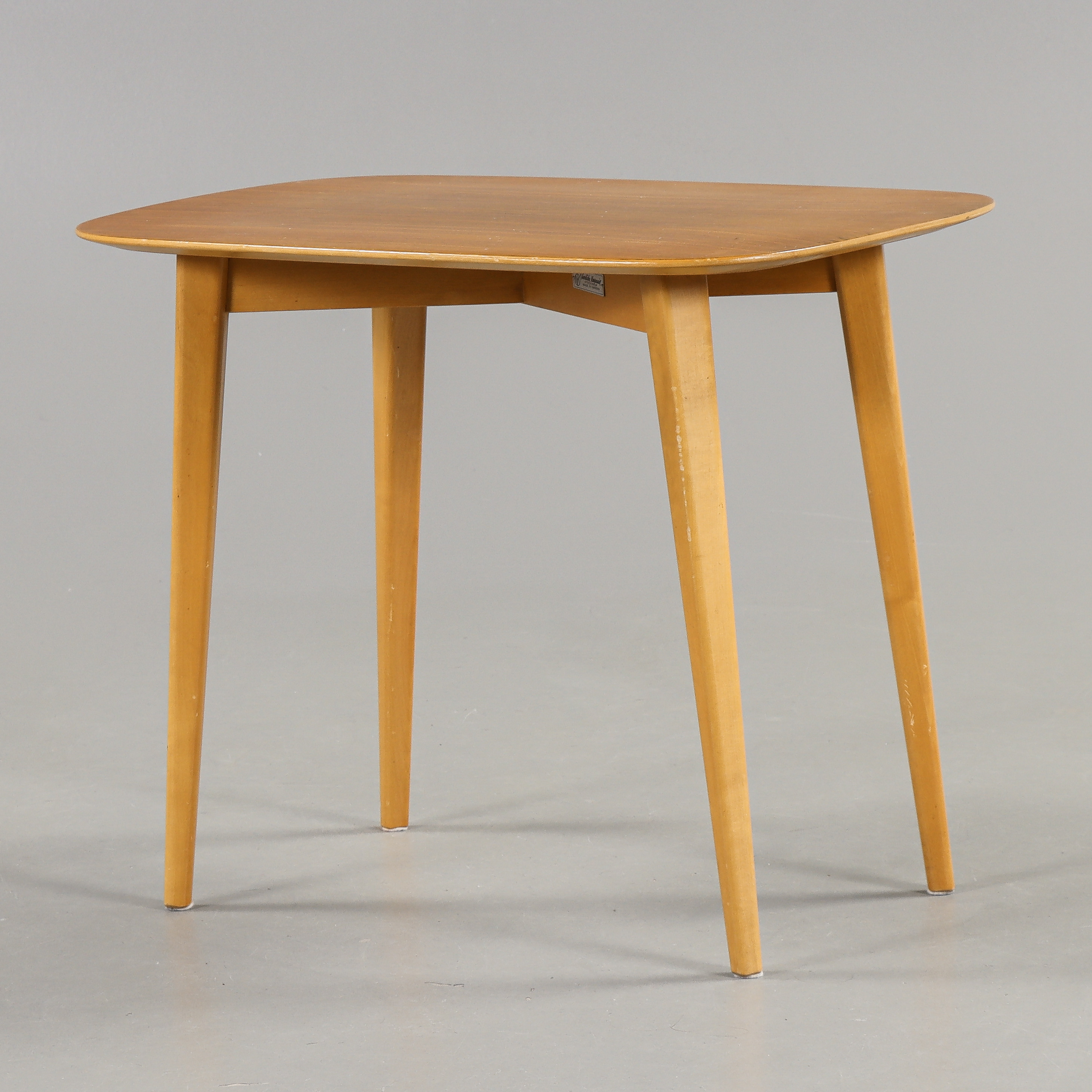 ELIAS SVEDBERG. Avlastningsbord, valnöt, AB Nordiska Kompaniet, 1900-talets mitt.