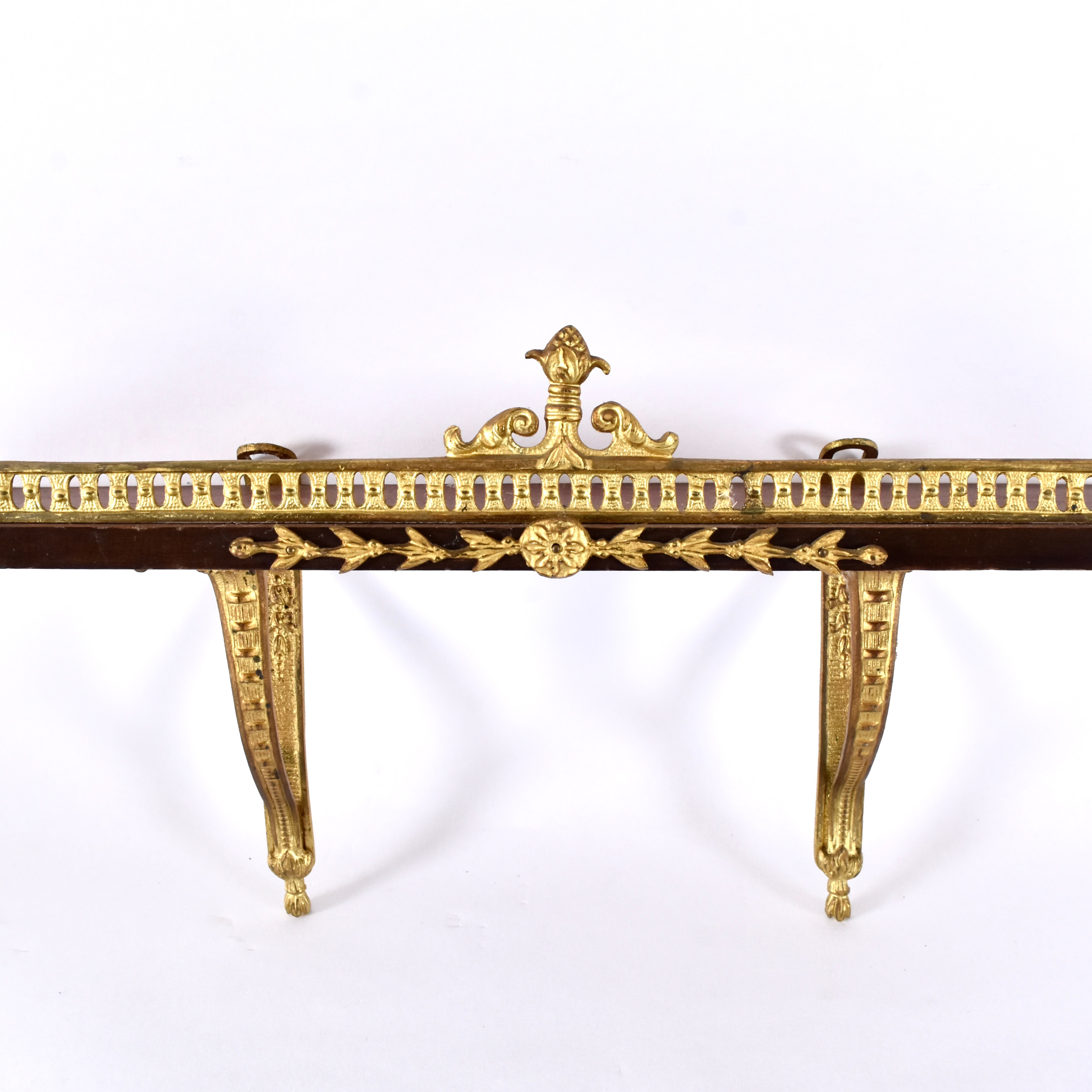 VÄGGHYLLA; bonat trä och förgylld metall.