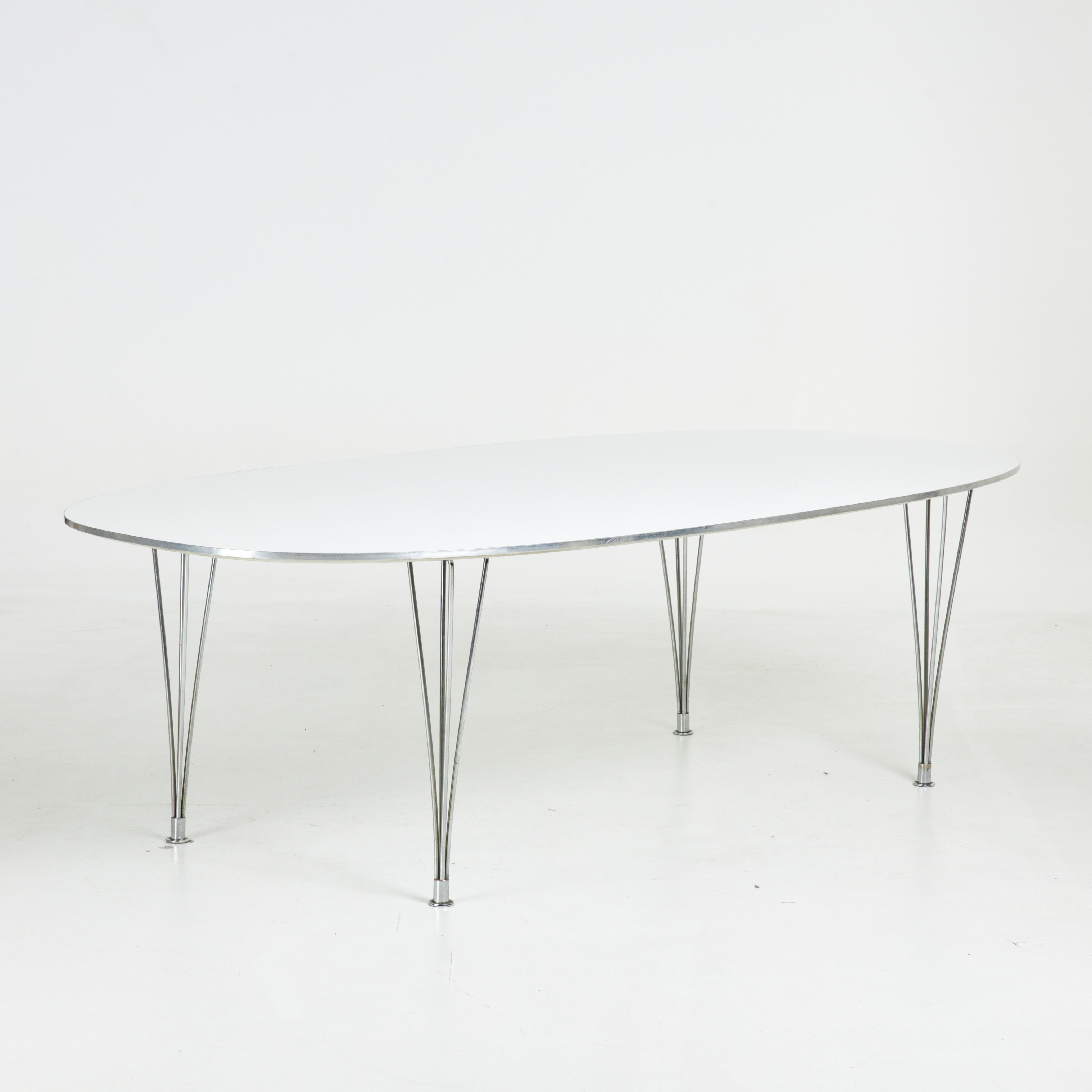 BRUNO MATHSSON & PIET HAIN. Matbord, "Superellips", Fritz Hansen, 1978, vit laminatskiva, metalllist, spännben i kromad metall, etikettmärkt.