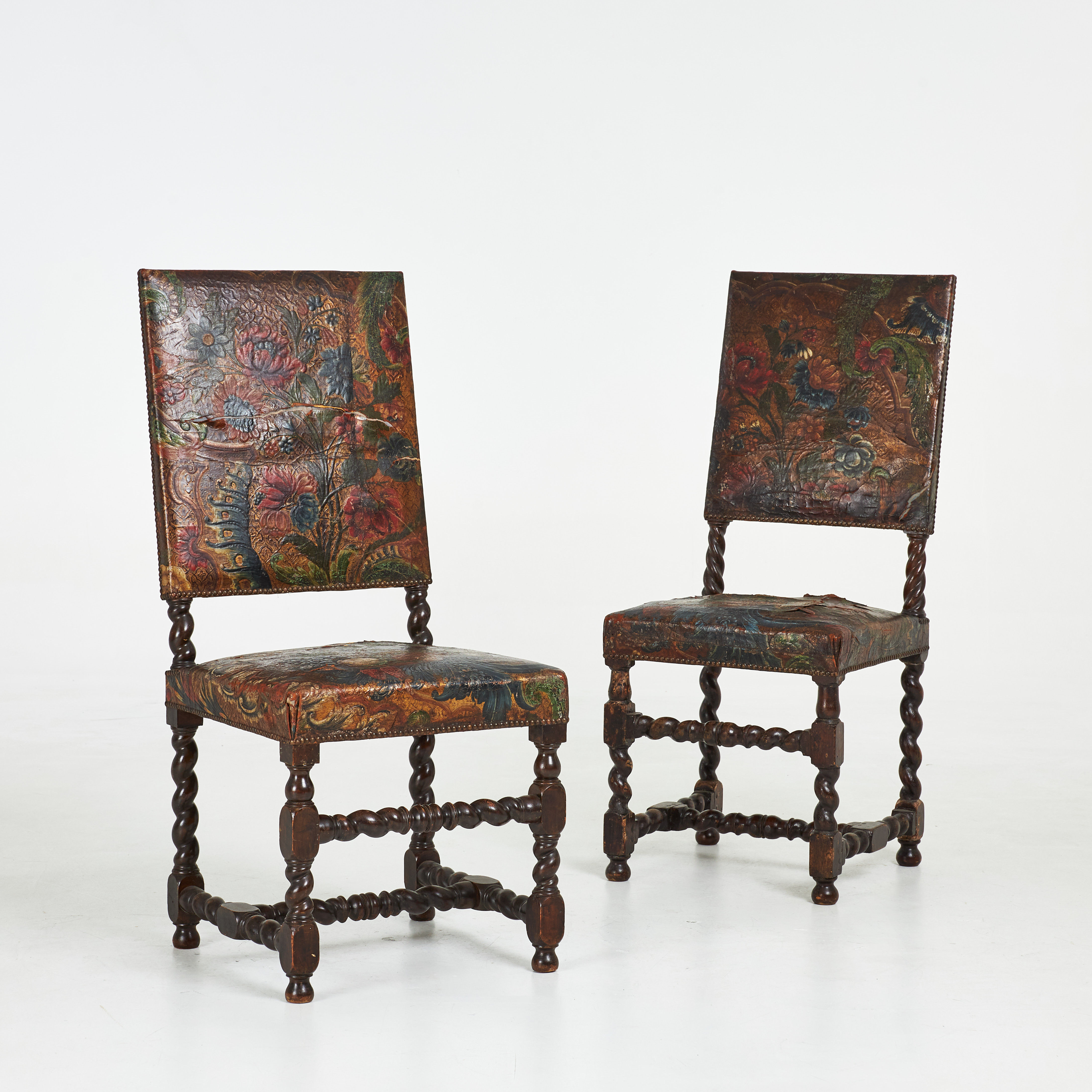 STOLAR. 2 st, barock, 1700/1800-tal, kopplad svarvad benställning, pärlspikat bemålat präglat läder, sk gyllenläder.