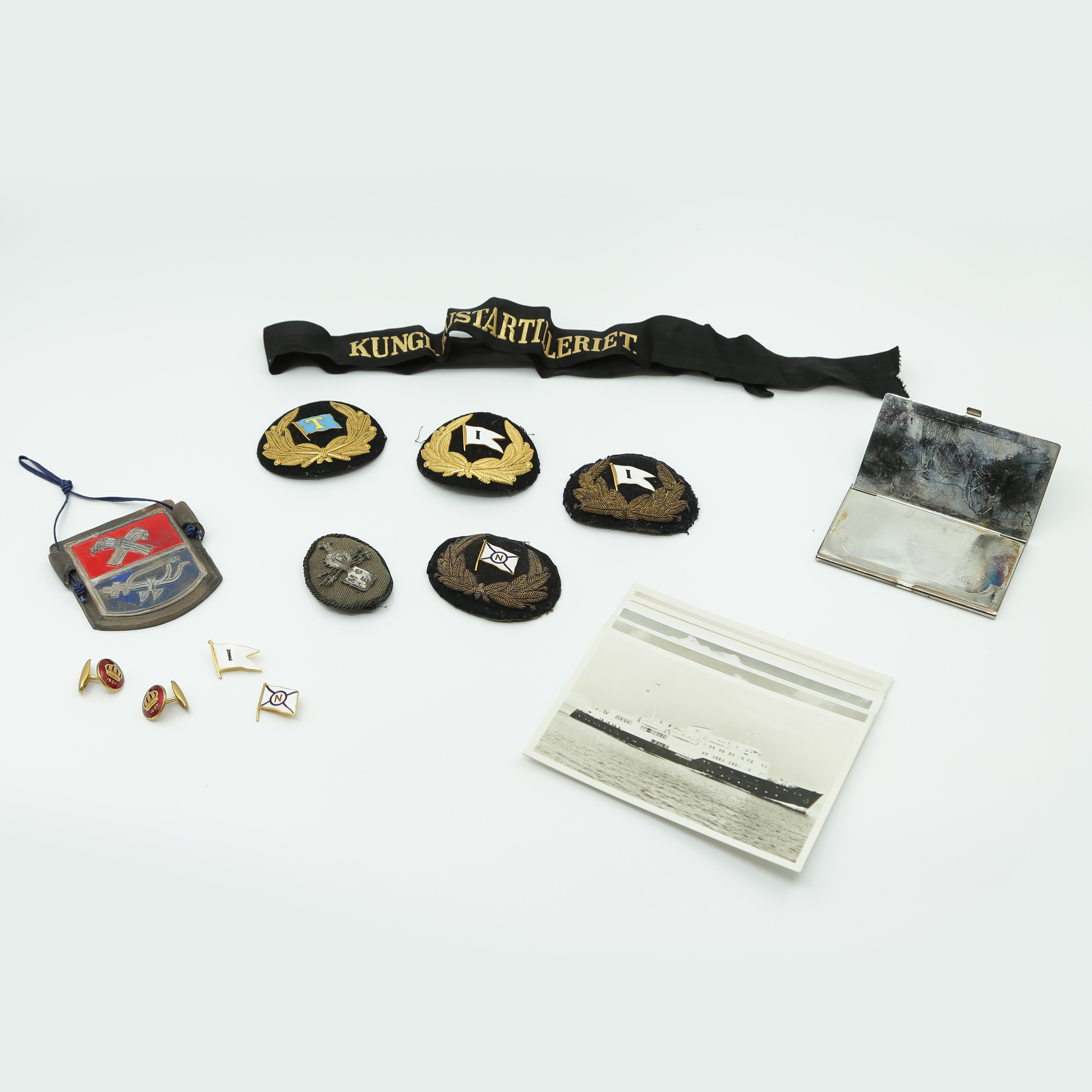 SAMLING MARINT OCH MILITARIA, MÖSSMÄRKEN, PINS, DIVERSE, SAMT VYKORT, 1900-TAL.