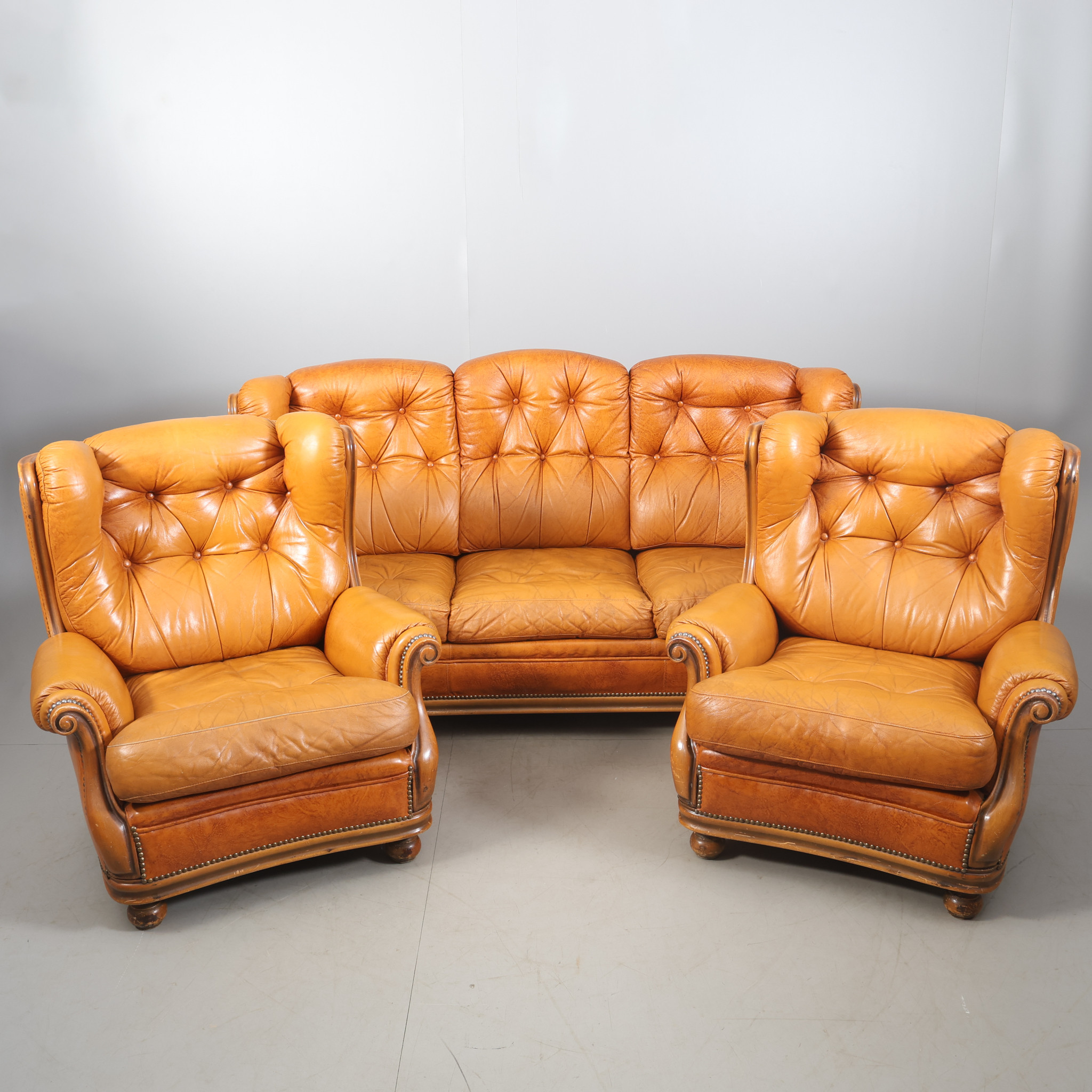 SOFFGRUPP, 3 delar, skinn, Italien, 1900-talets andra hälft.