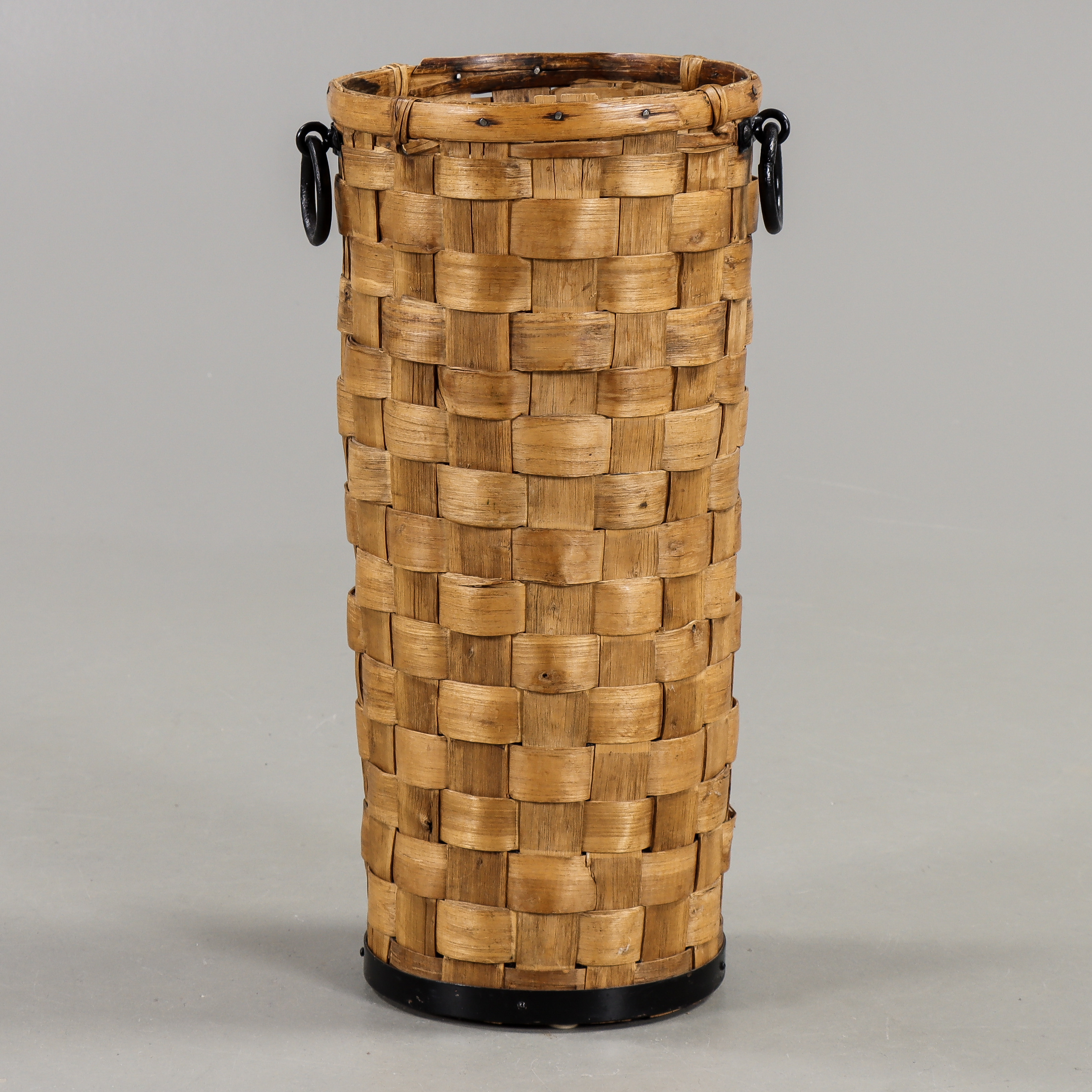 PARAPLYSTÄLL Spån med beslag i smide, 1900-talets första hälft.