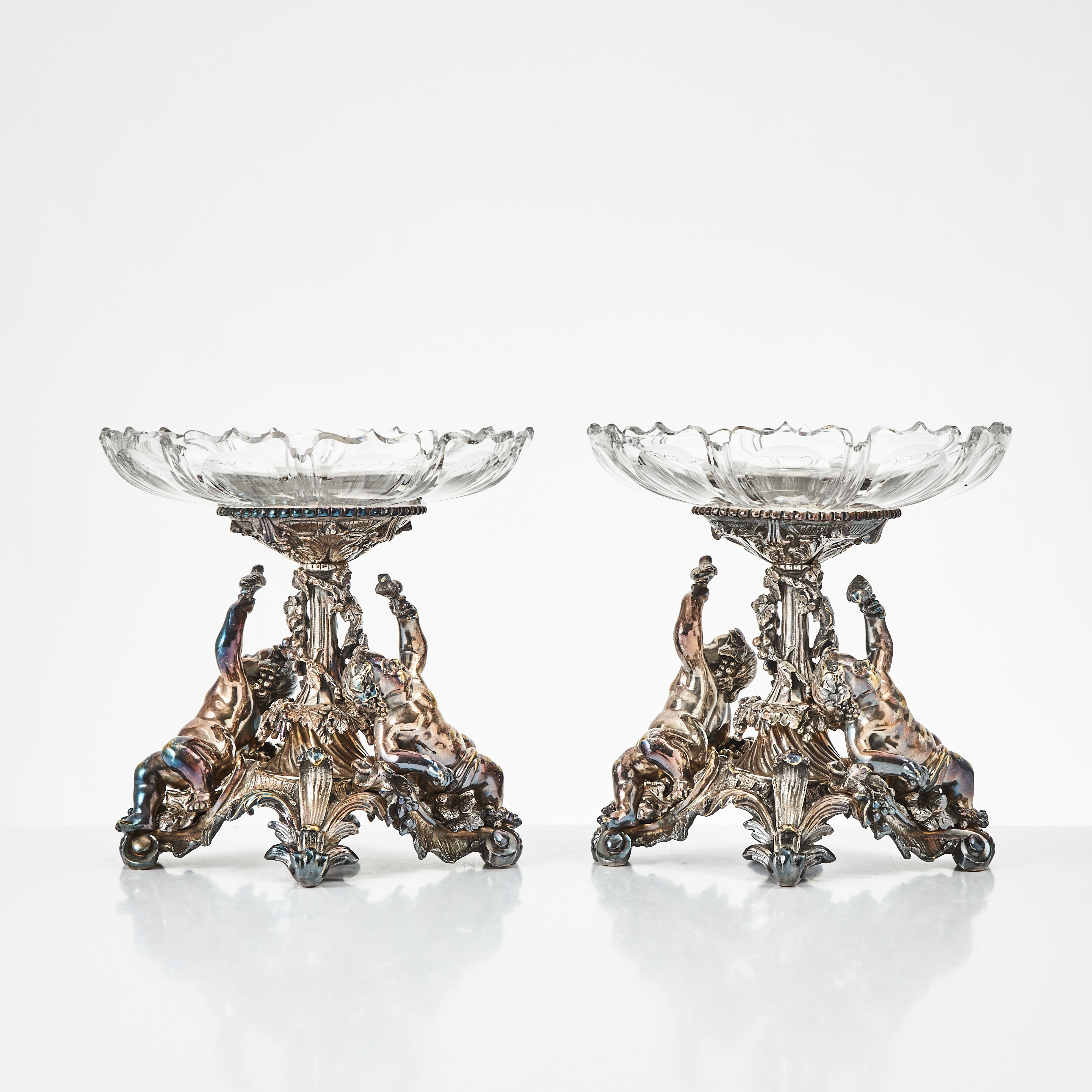 UPPSATSKÅLAR, 1800-talets mitt, försilvarad brons, rik dekor av puttis, lösa fat med slipad dekor.