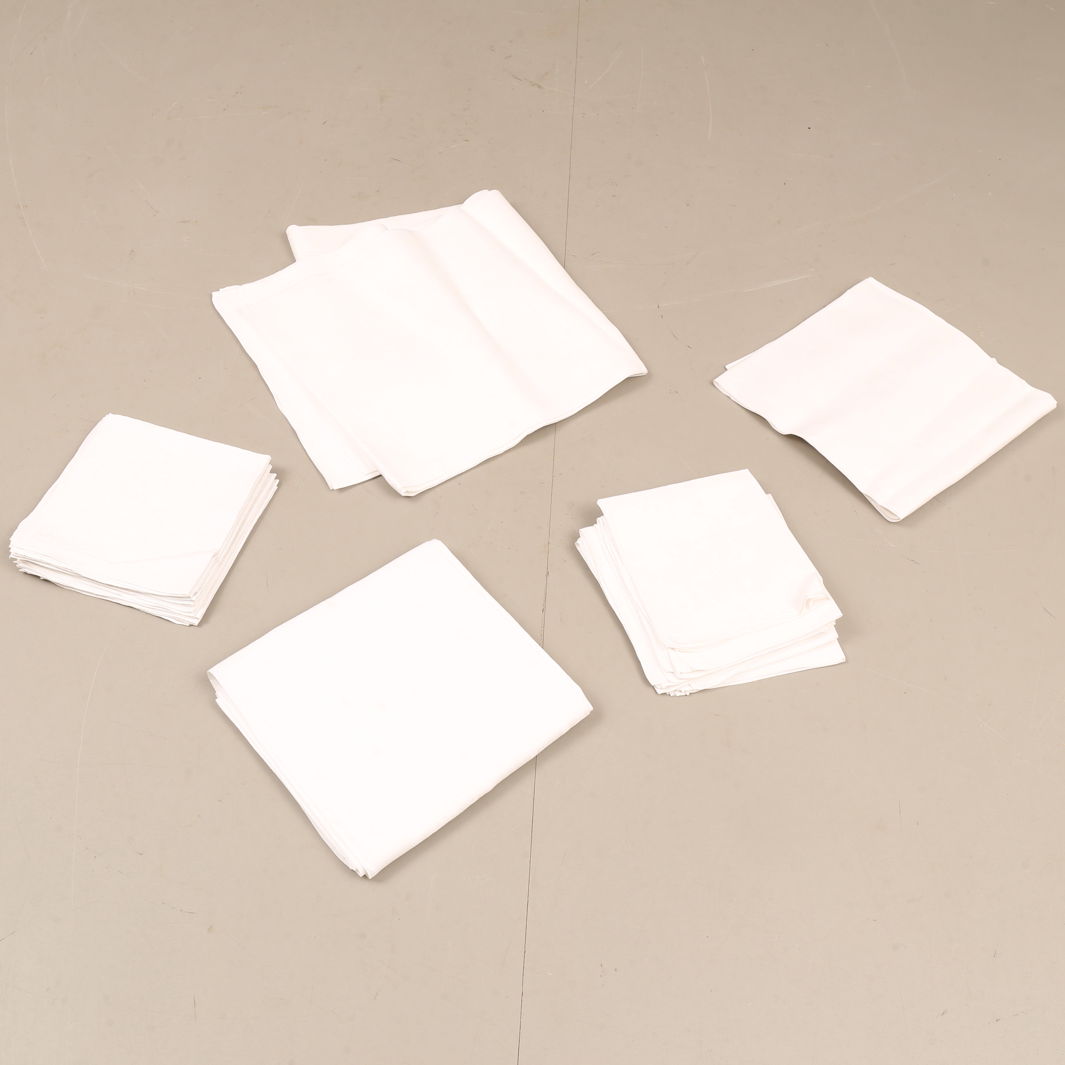 SERVETTER, 24 stycken. DUKAR, 3 stycken. Linne.