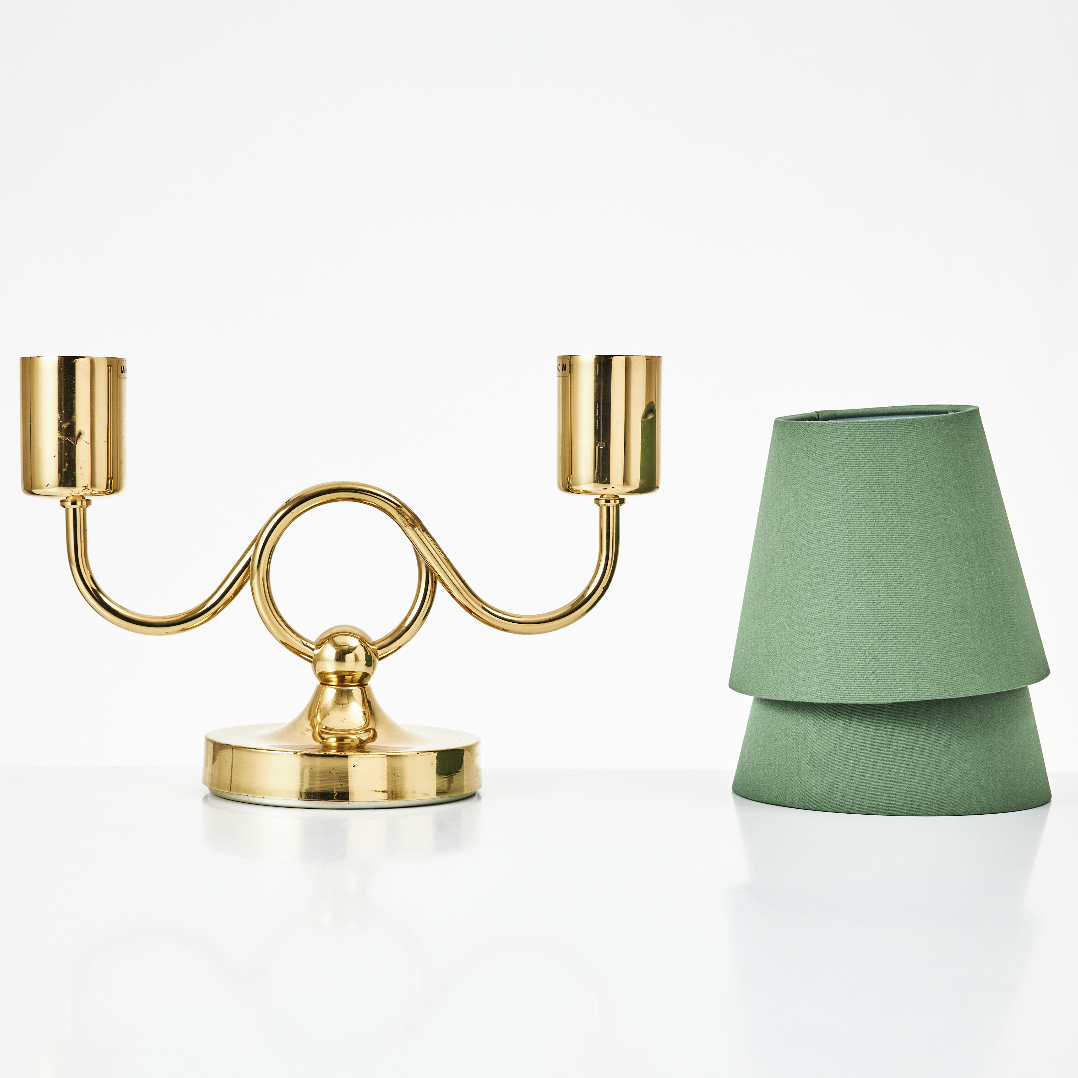 JOSEF FRANK. Bordslampa, modell 2483/1, mässing, Firma Svensk Tenn, med gröna skärmar.