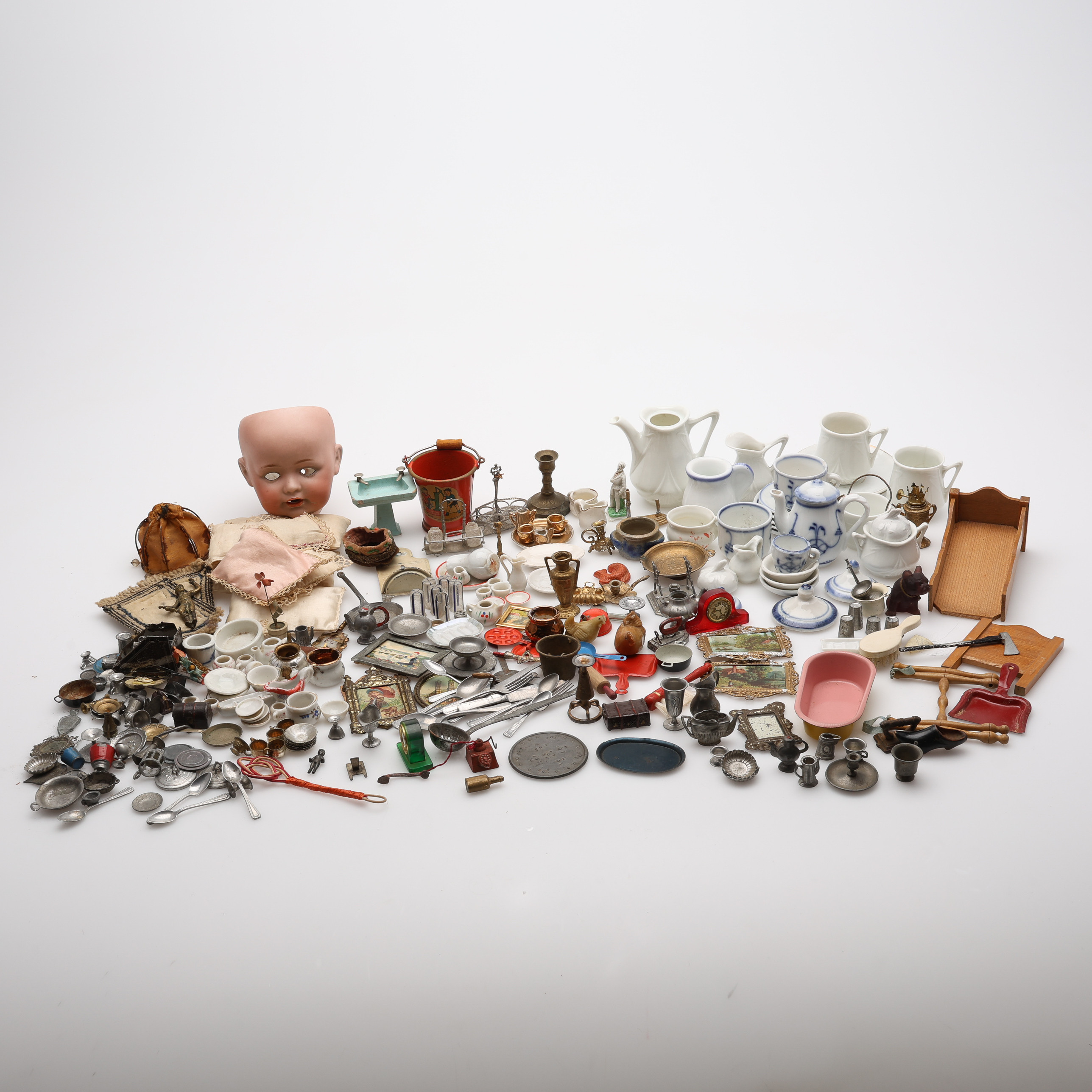 DIVERSE DOCKHUSMINIATYRER & DOCKSERVISDELAR, 18/1900-TAL.