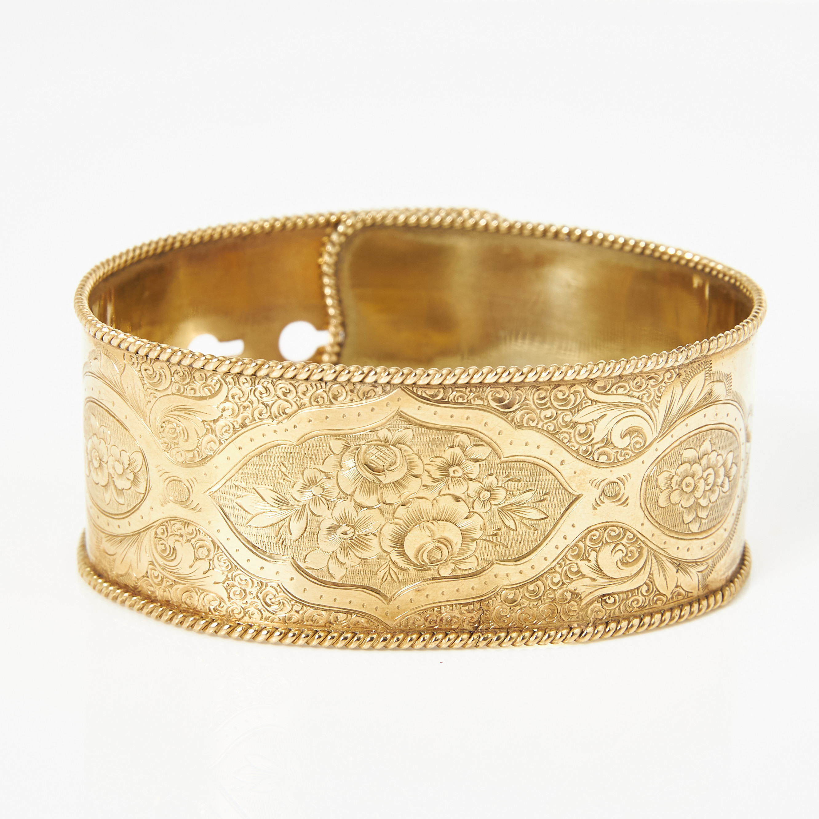 ARMBAND, 14 k guld, mittparti med rikligt graverad floral dekor, ram av twist-and rope, ställbar, ostämplat, omkring 1900.