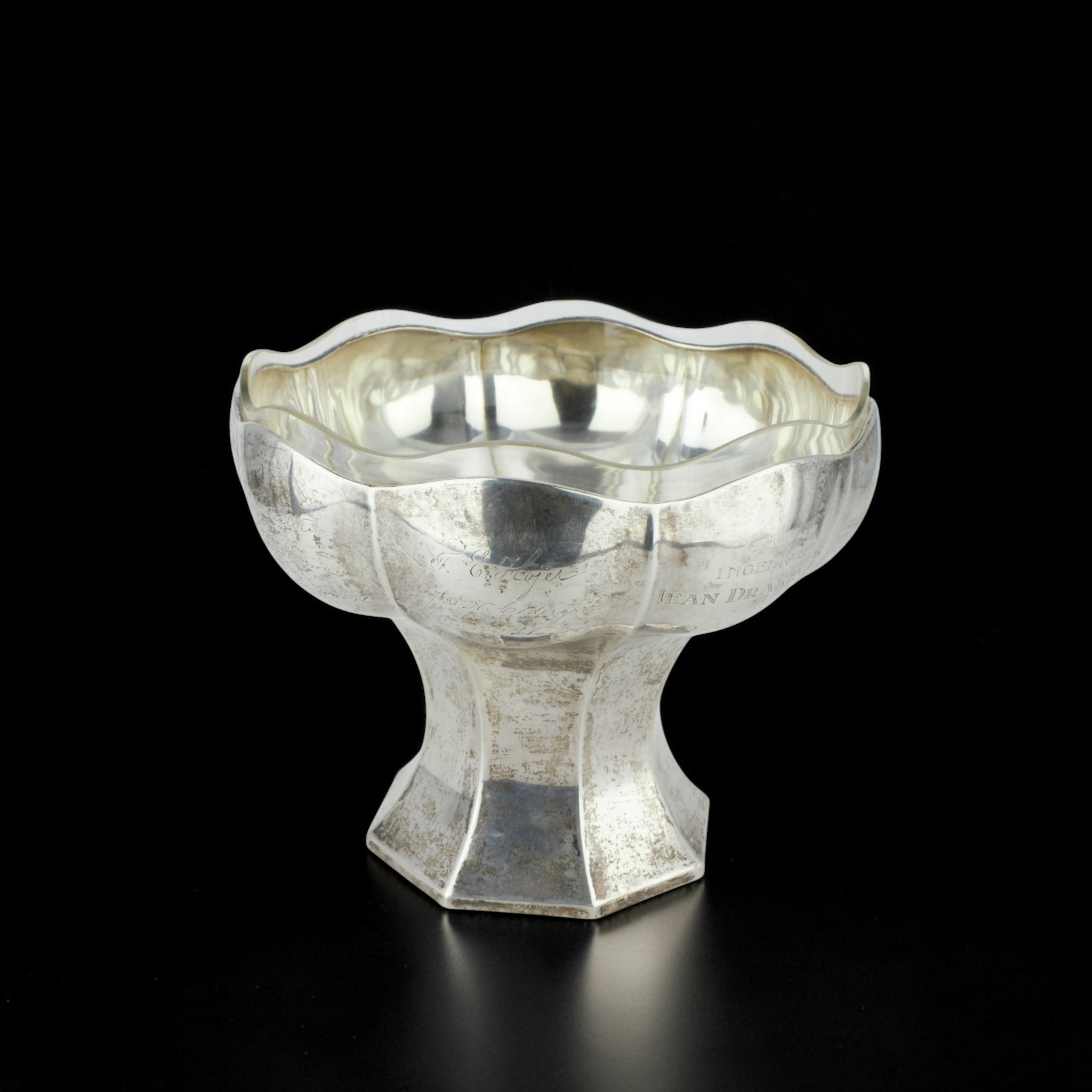 SKÅL PÅ FOT med glasinsats, silver, gåvogravyr, C F Carlman, Stockholm 1909.