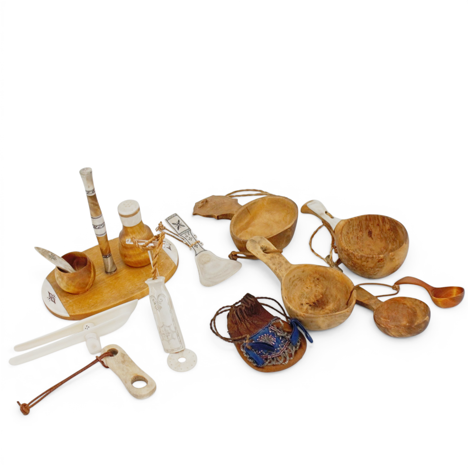 KÅSOR, SMÖRKNIVAR, KRYDDSTÄLL, NÅLGÖMMA, SKEDAR och PENGAPUNG, 15 delar, trä, ben, läder bl.a. nålgömma av Erik Tuolja, 1900-tal.