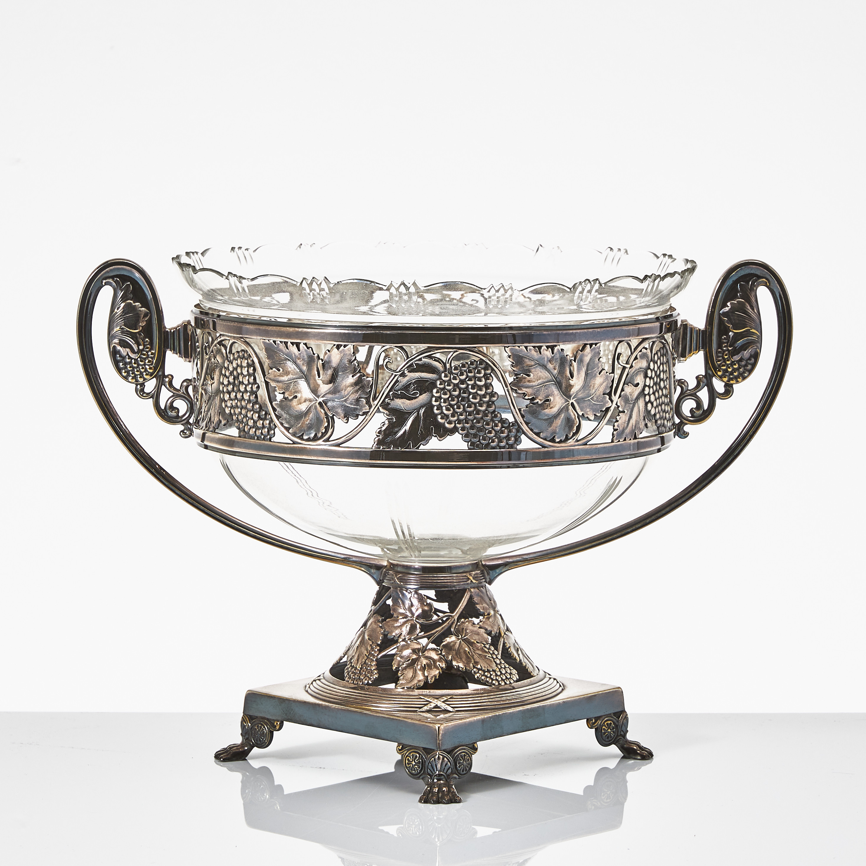 UPPSATSKÅL, 1900-talets början, nysilver, dekor av vinrankor, lejontassar uppsvängda hänklar, slipad glasinsatts.