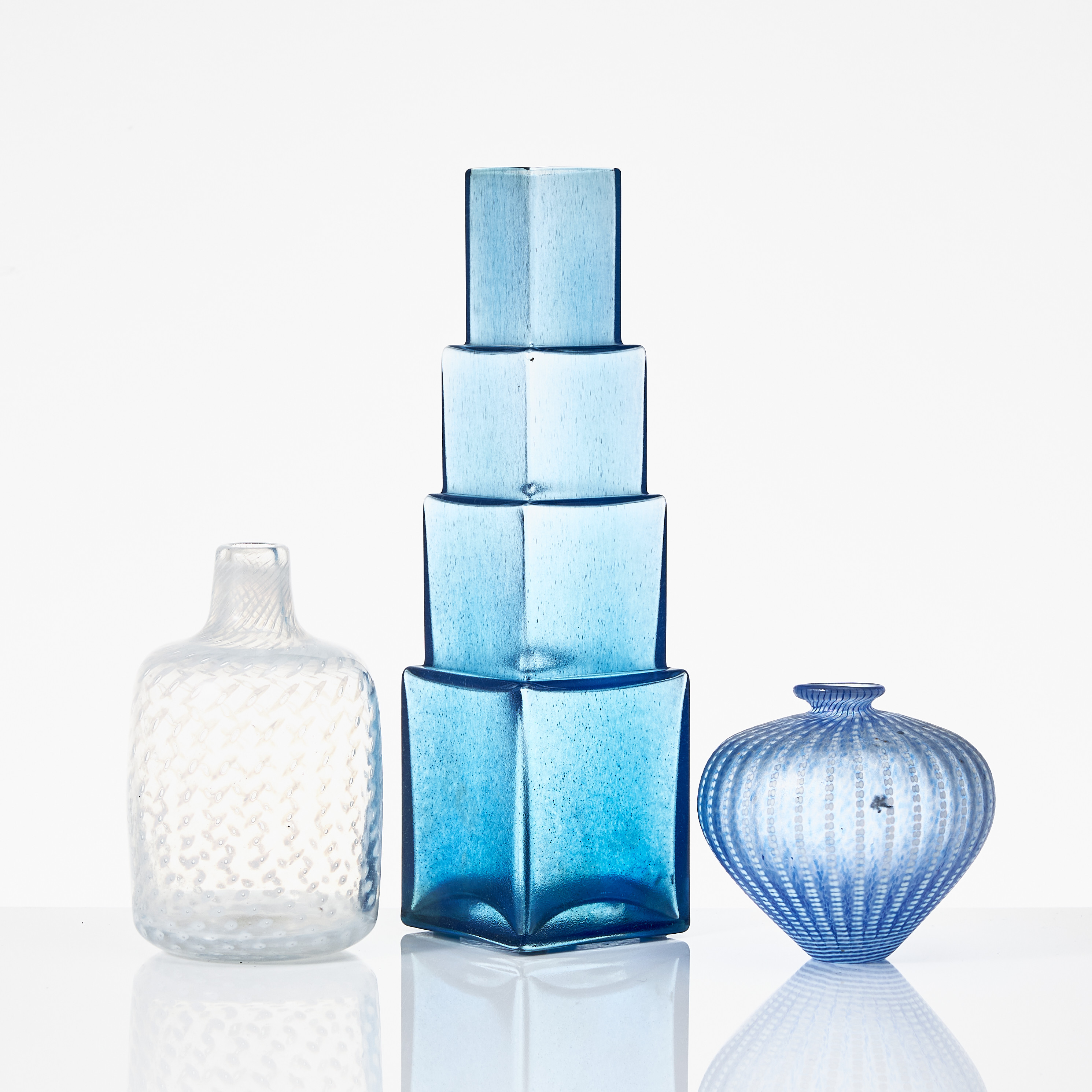 BERTIL VALLIEN. Konstglas, 3 delar "Metropolis" år 2000, "Cirrus" 1973 och "Minos" 1984.