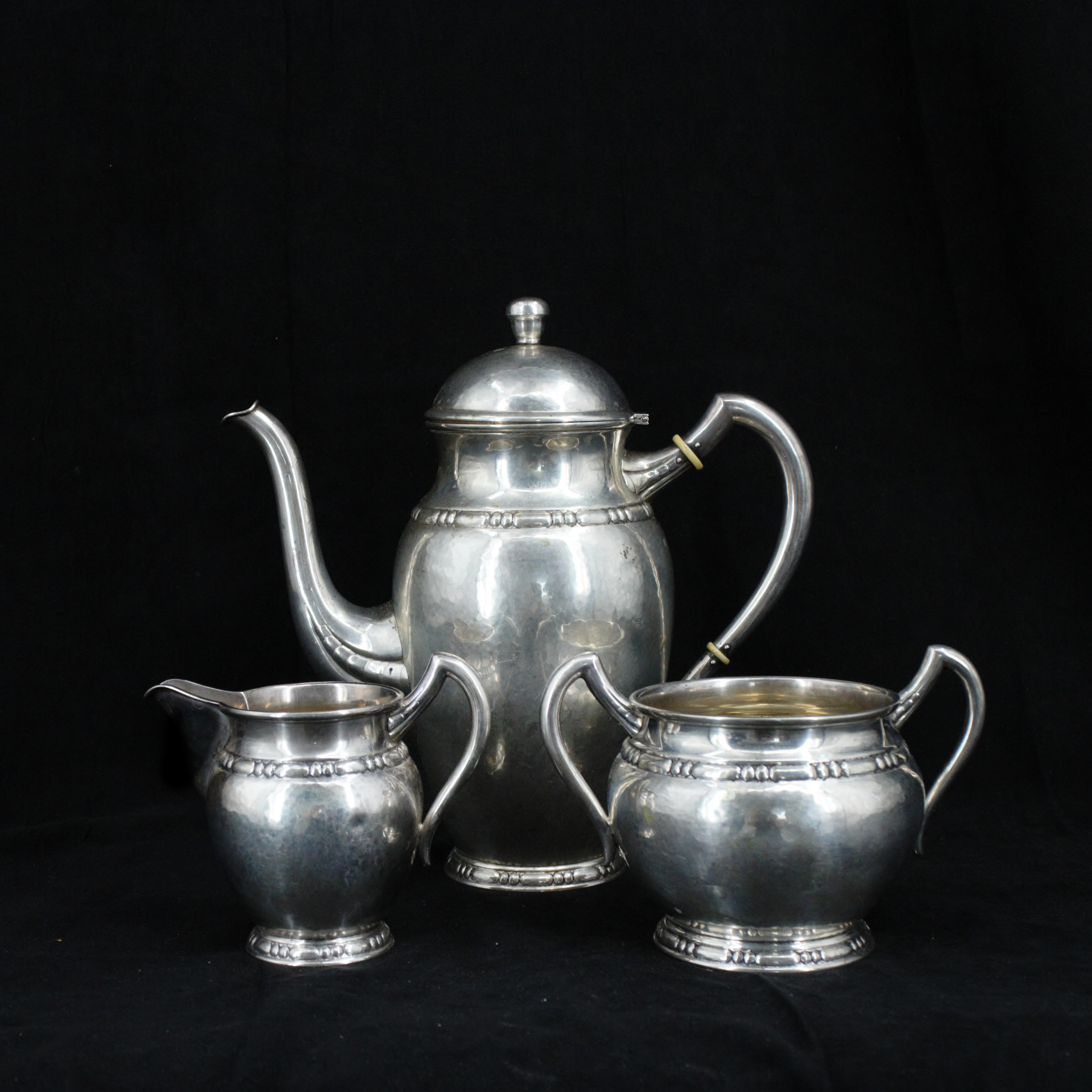 CHRISTIAN F HEISE. Kaffekanna, gräddkanna och sockerskål, 3 delar, silver, Danmark , 1920-tal, svensk importstämpel.
