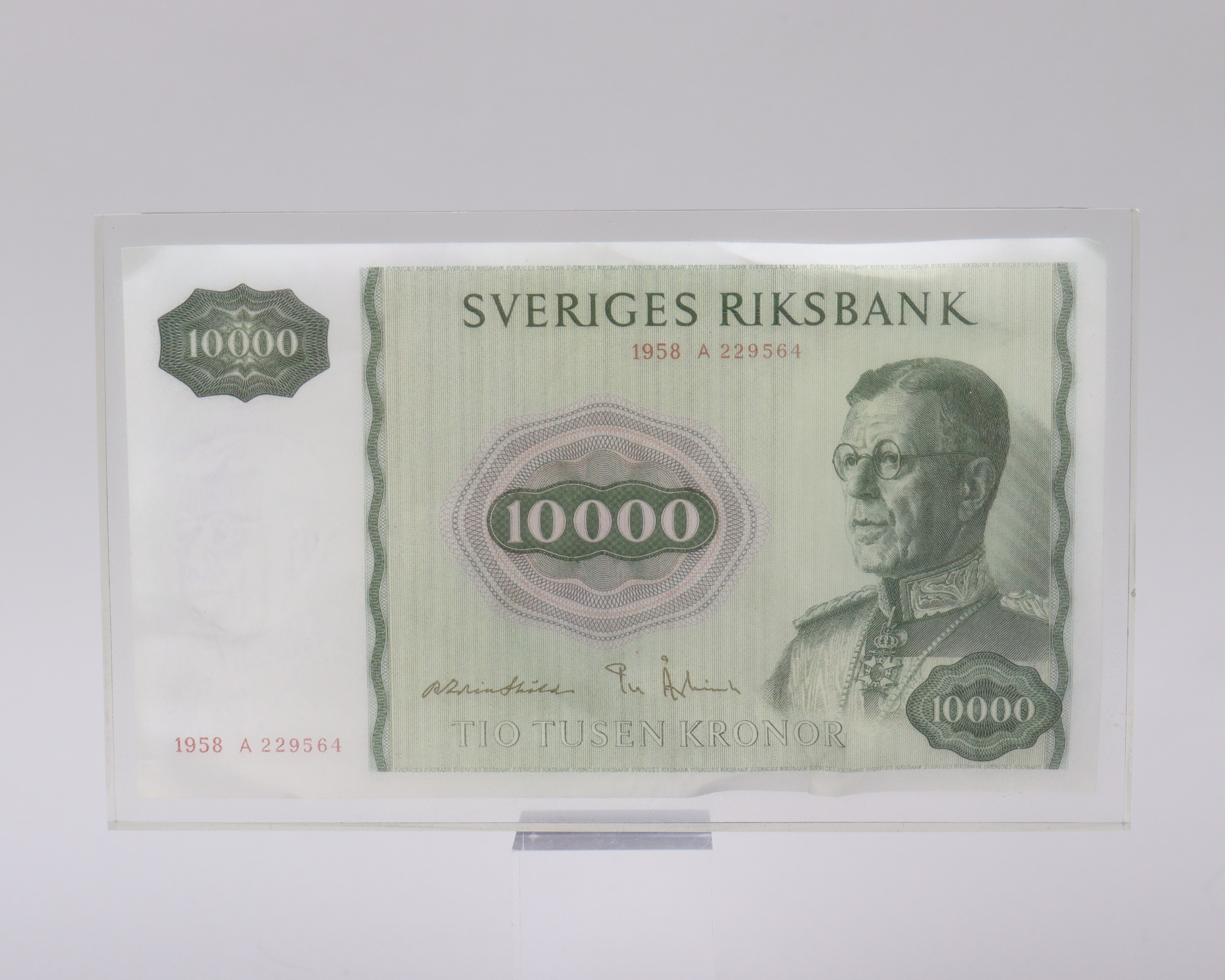REKLAM, sedel 10 000 kr, 1958, i plexiglas från JJB Inkasso (Jönköpings Juridiska Byrå).