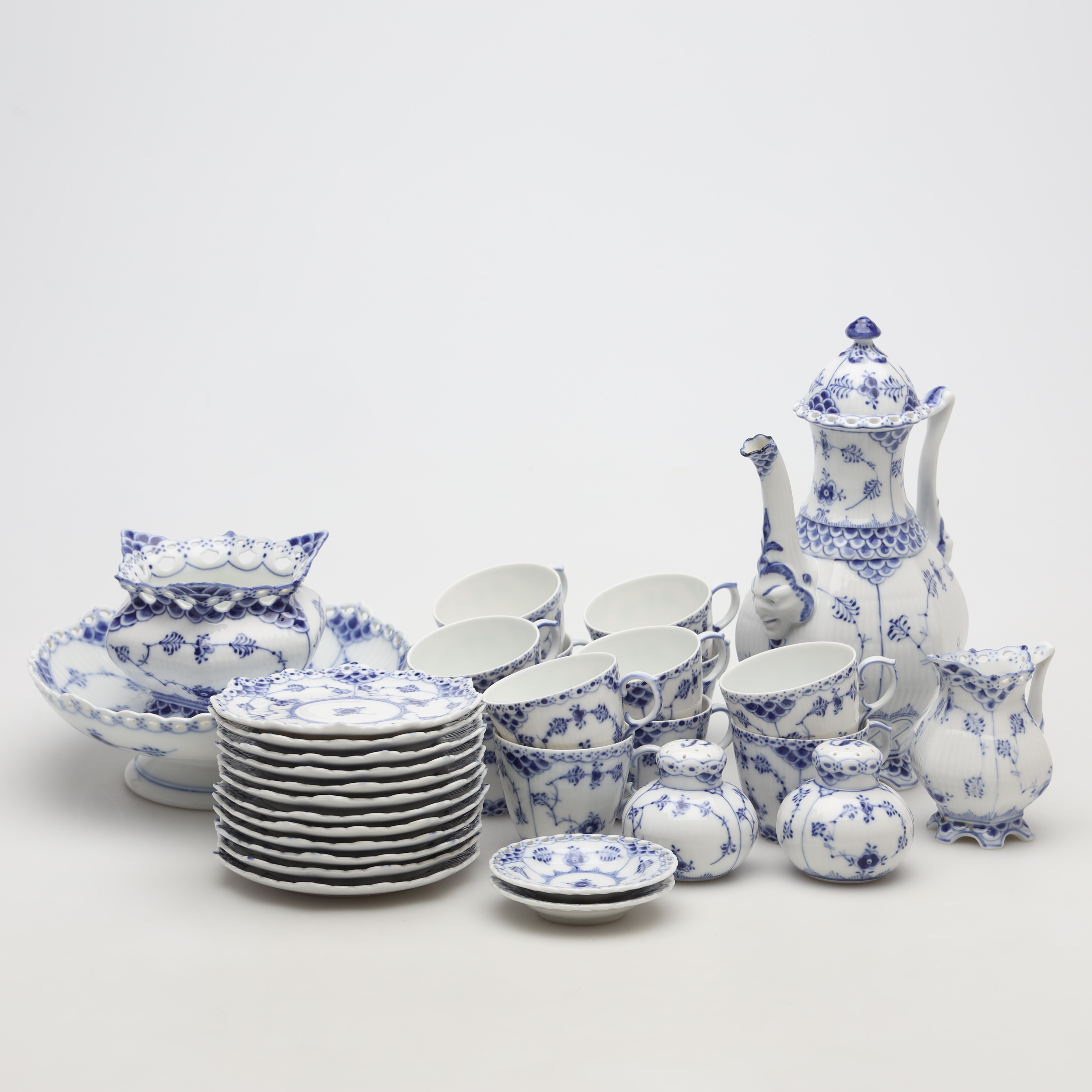 MOCCASERVIS, 32 delar, porslin, "Musselmalet", Royal Copenhagen.