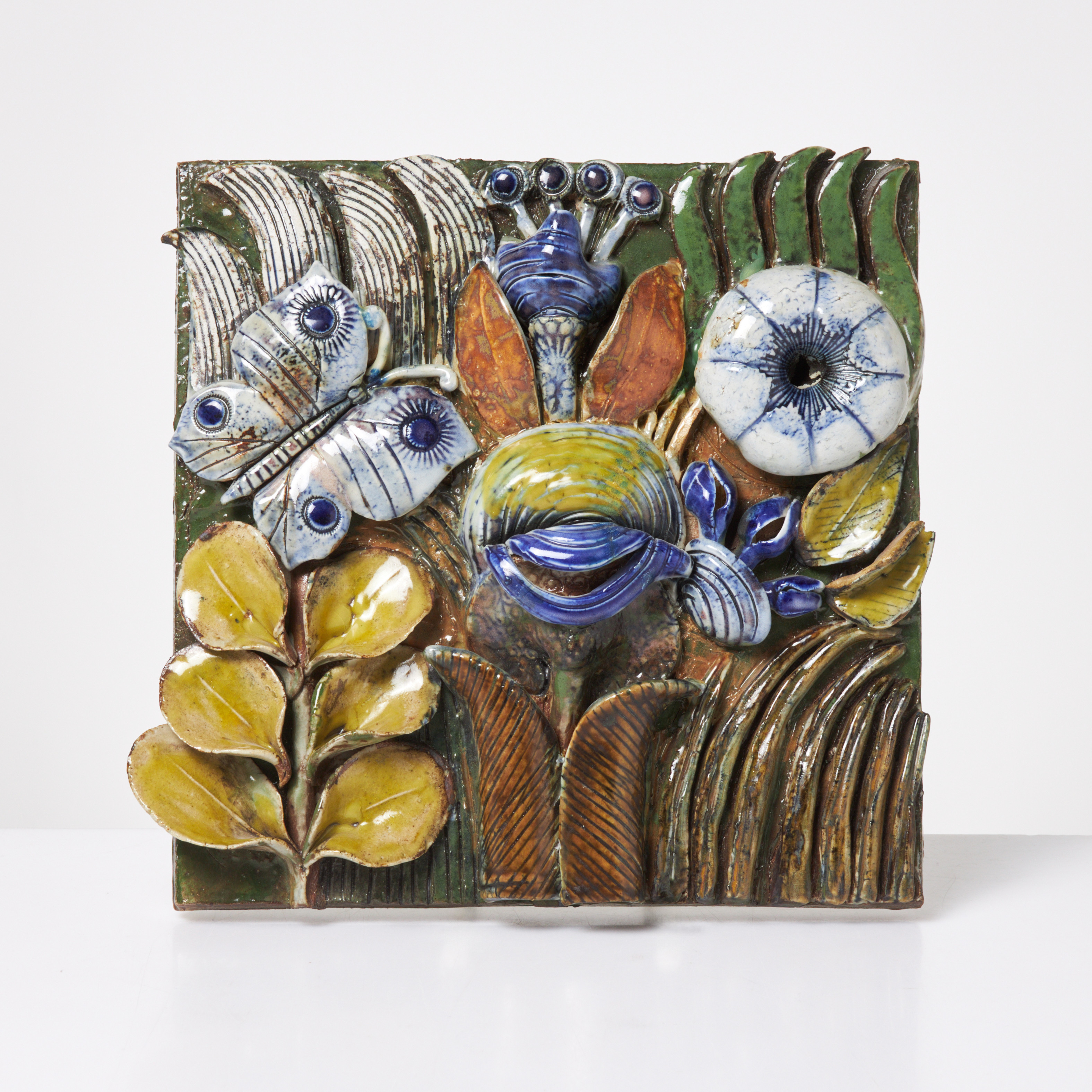 LISA LARSON. Relief, floral dekor, Gustavsberg, ristat monogram L.L.