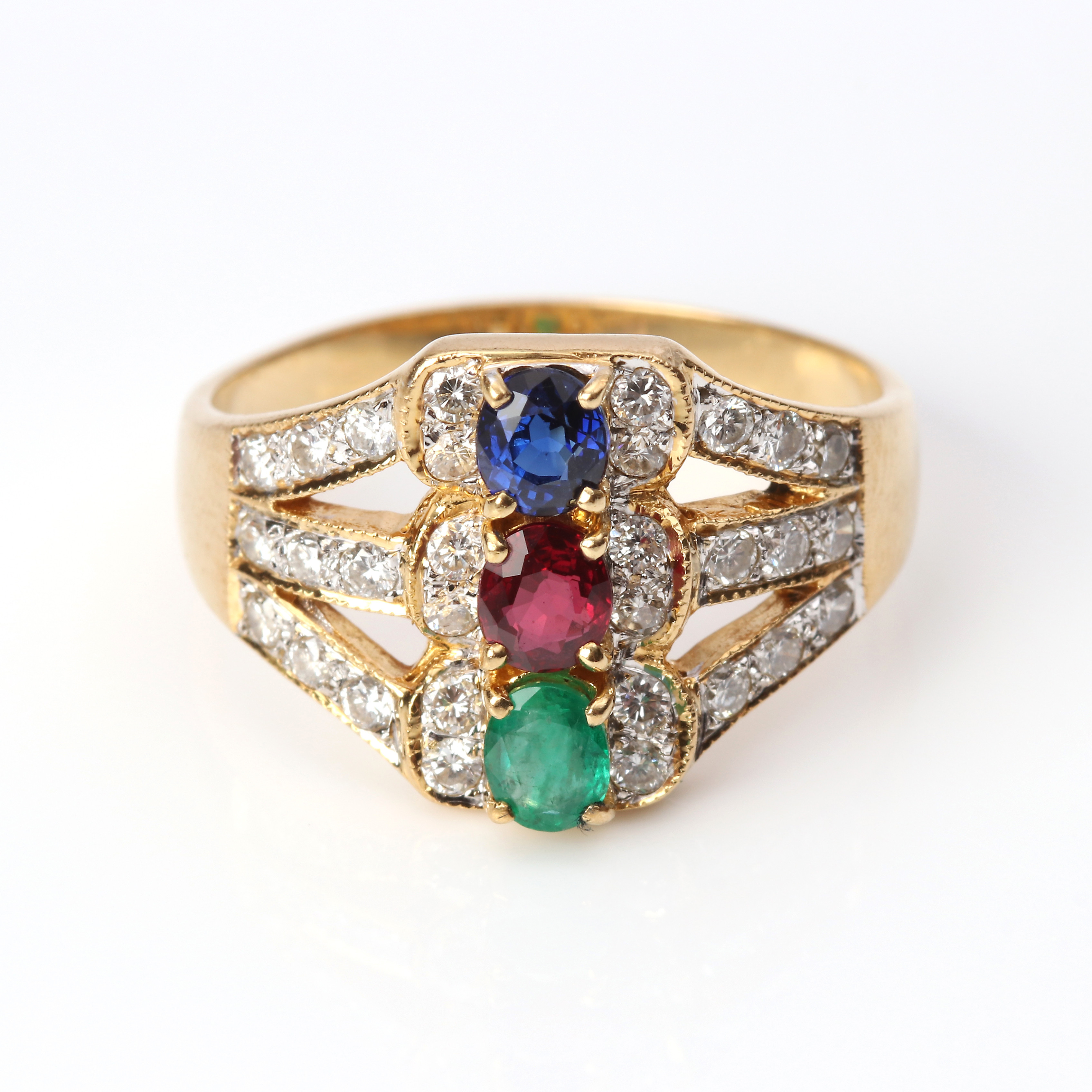 RING. Guld med safir, rubin och smaragd med briljantslipade diamanter, totalvikt ca 6,2 gram.