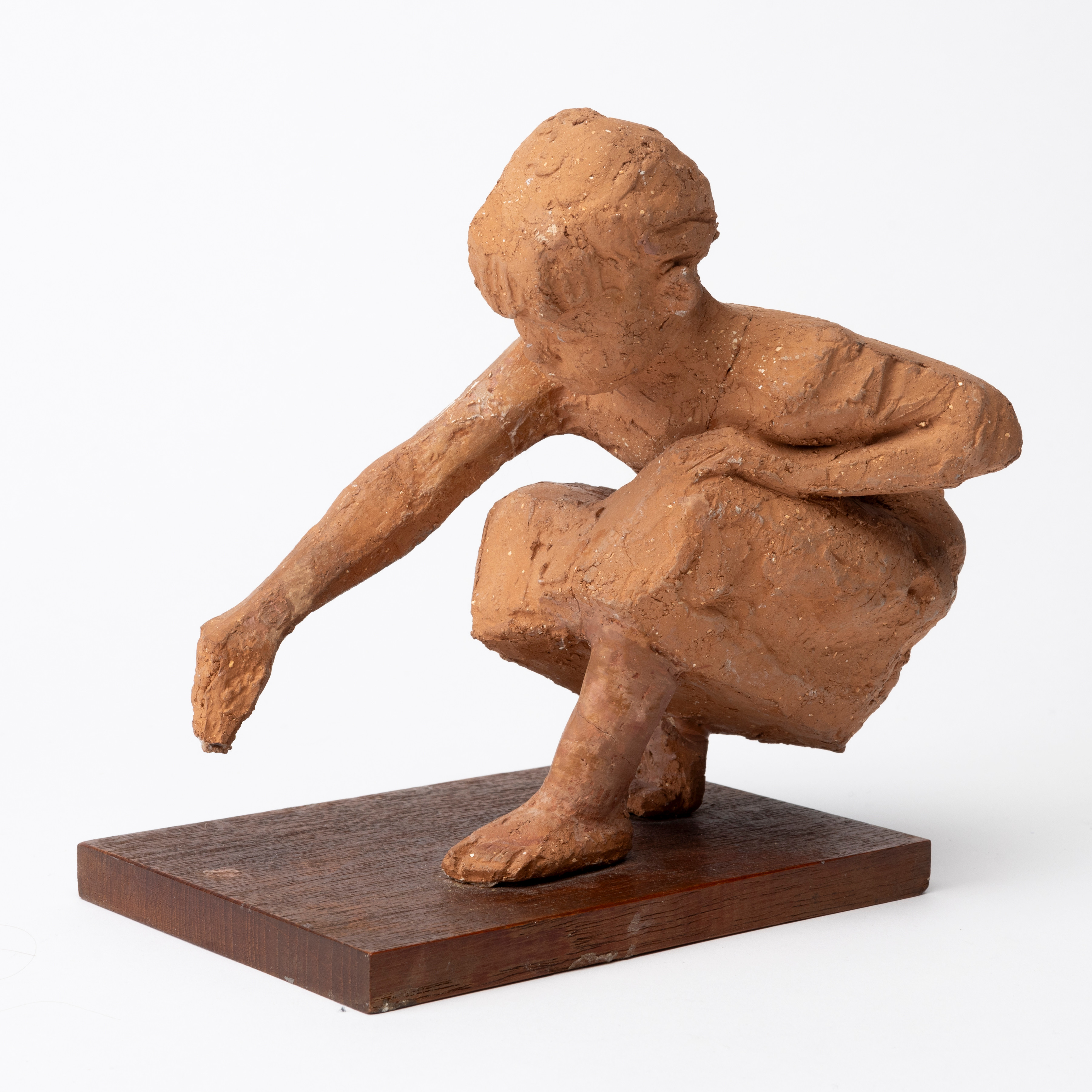 TORSTEN FRIDH (1914-2014). Skulptur, flicka som plockar, terrakotta, signerad, numrerad 40/85.