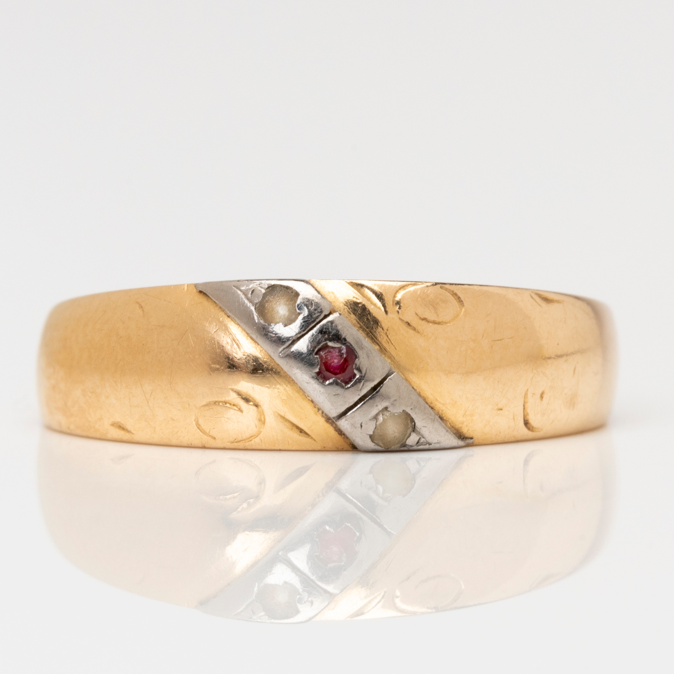 RING, röd och vitguld, 18K, en röd och 2 vita stenar, Rahlens Guldsmeds Ab, Borås, 1961.