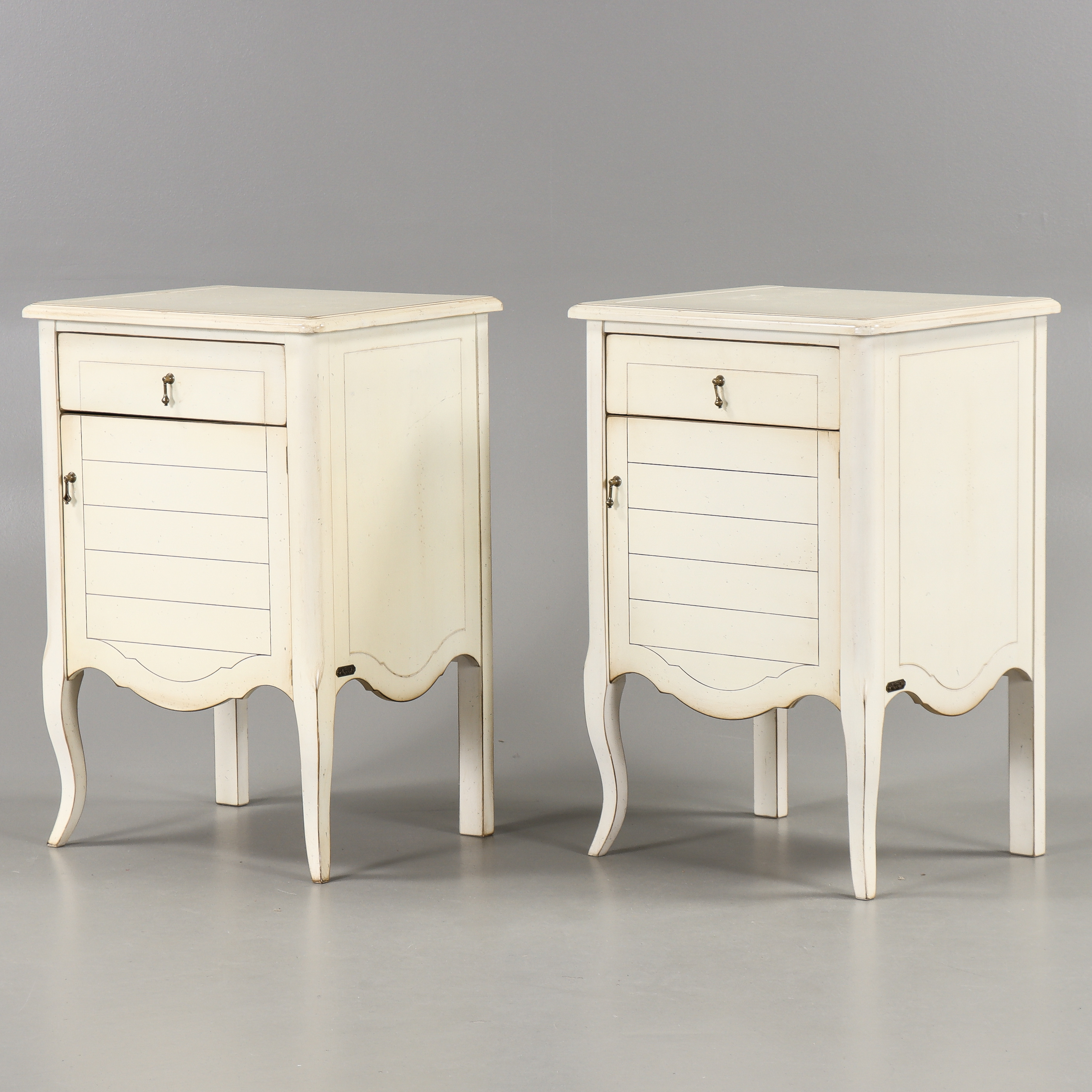 SÄNGBORD 2 stycken, Rokokostil, MSS, Frankrike, 1900-talets andra hälft.