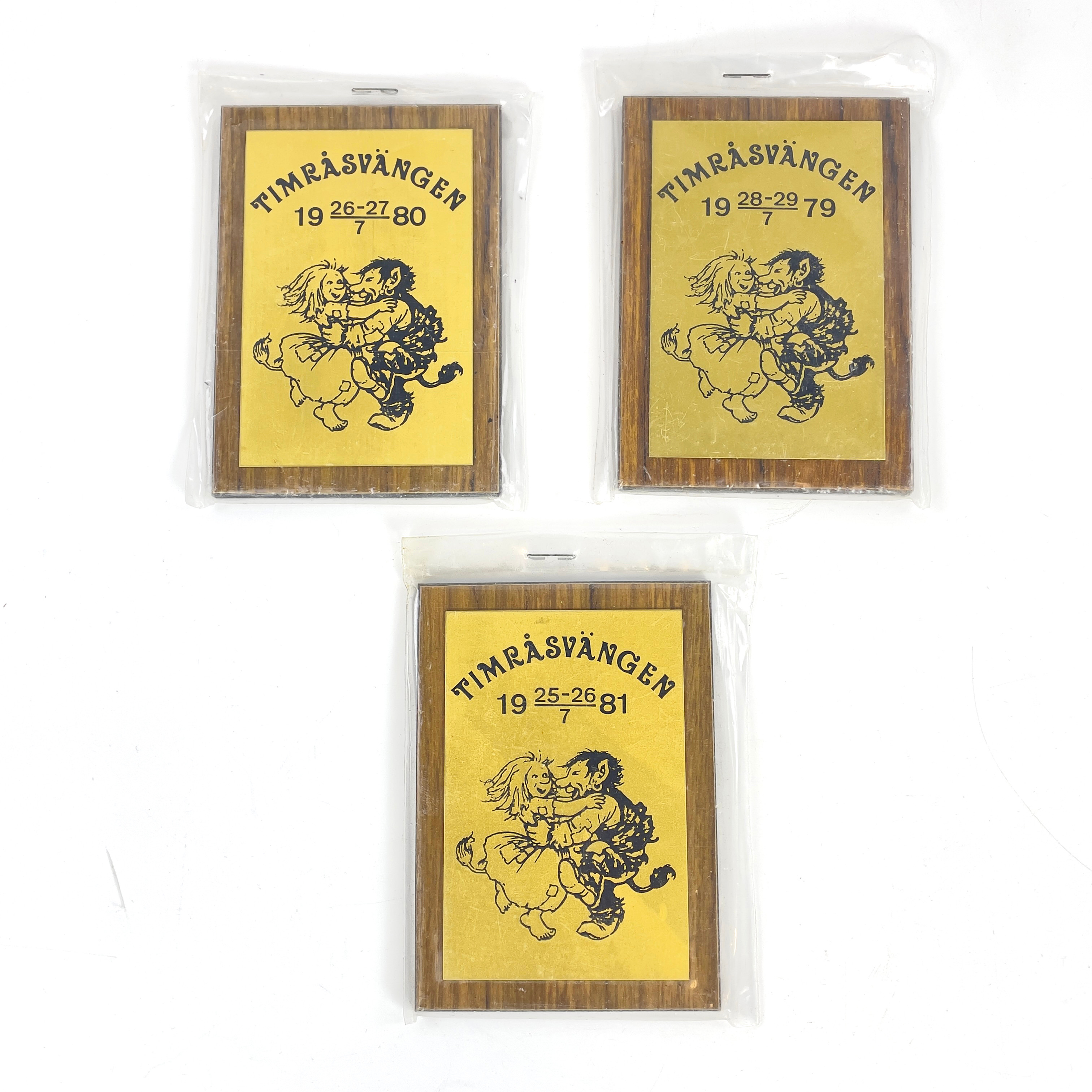PLAKETTER samt BROSCHER, tema folkdans, 1980/90-tal.