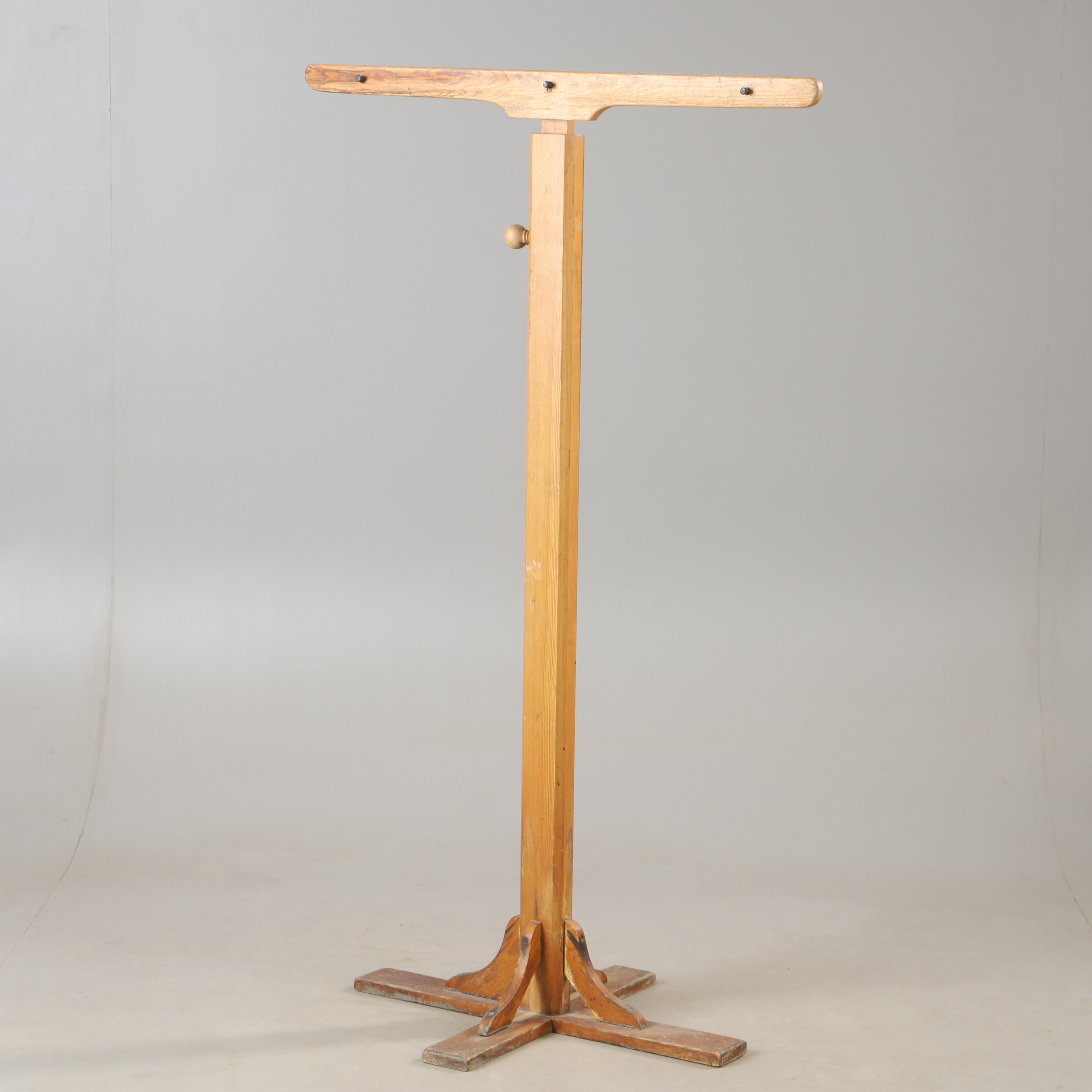 PLANSCHSTATIV, furu, 1900-talets första hälft.