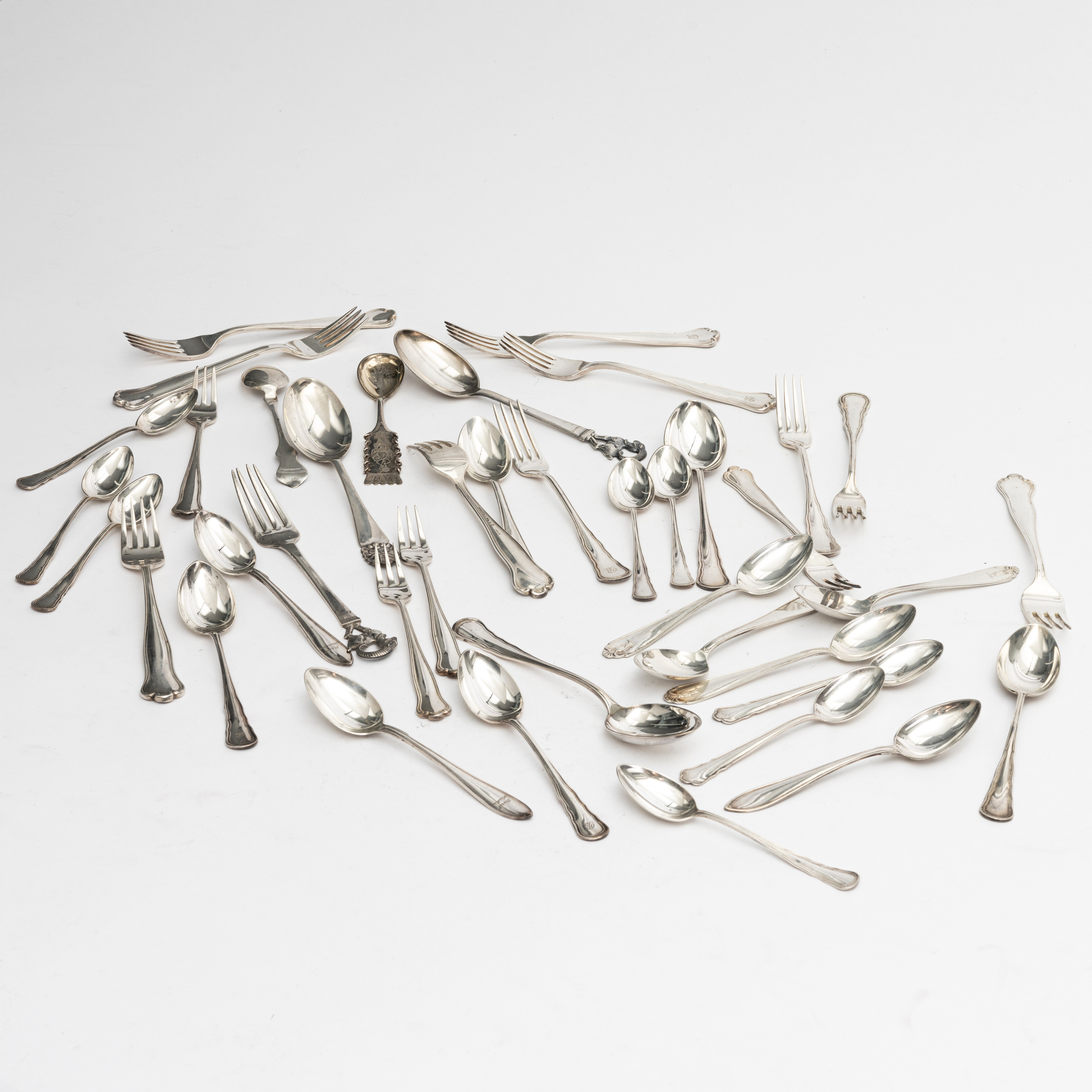 DIVERSE BESTICK, ca 39 delar, silver, främst smörgåsgafflar, skedar, Sverige, 1900-tal.