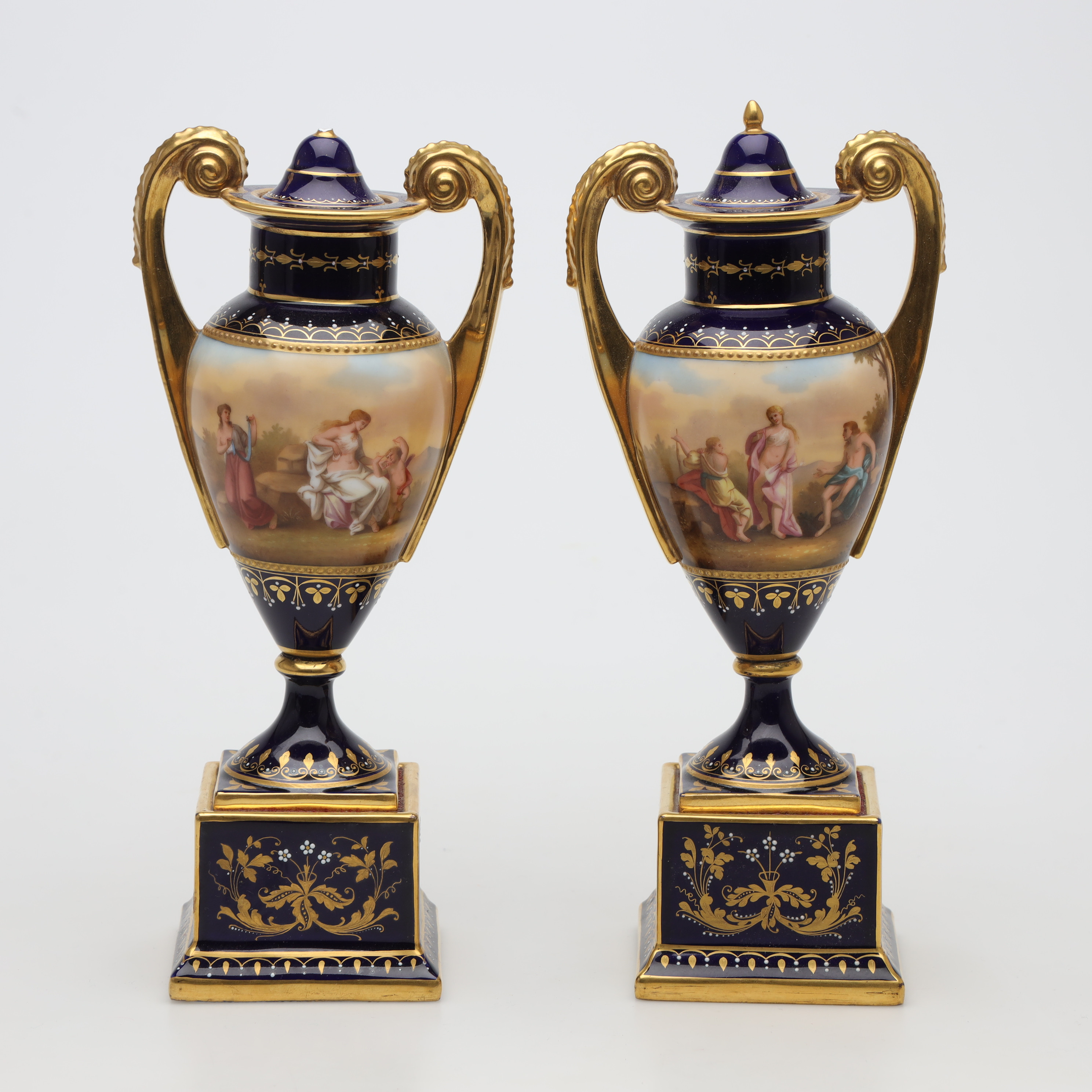 URNOR, 1 par, porslin, med hänklar.