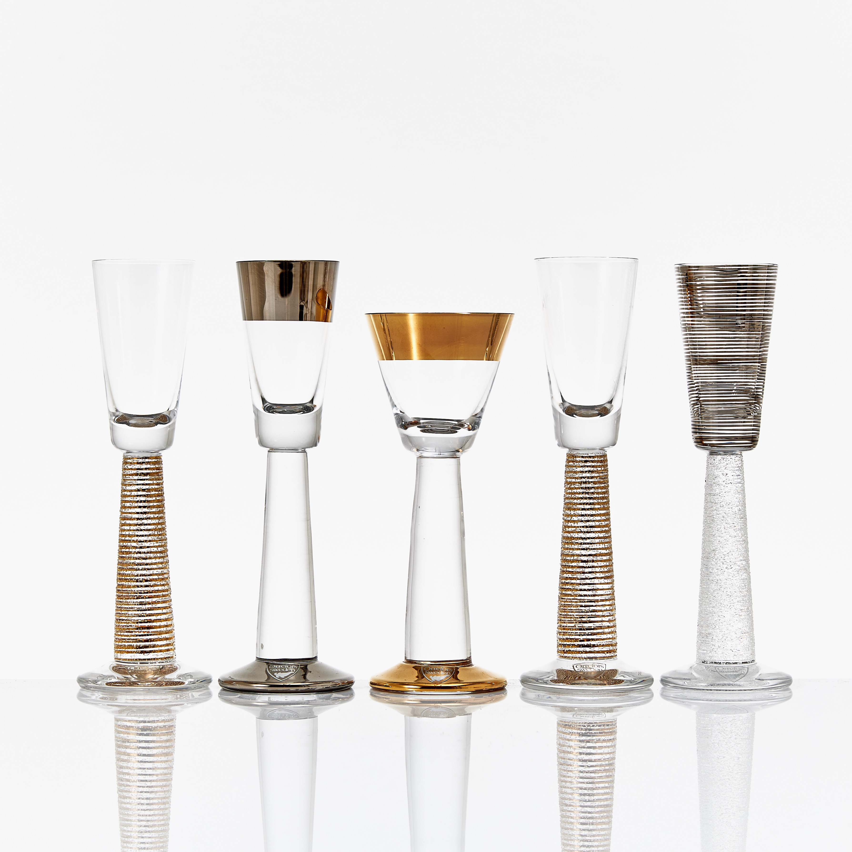 ERIKA LAGERBIELKE. "Mitt & Ditt", snapsglas, 5 st., glas, Orrefors, varierande dekor av ränder i guld och silver, etikettmärkta.