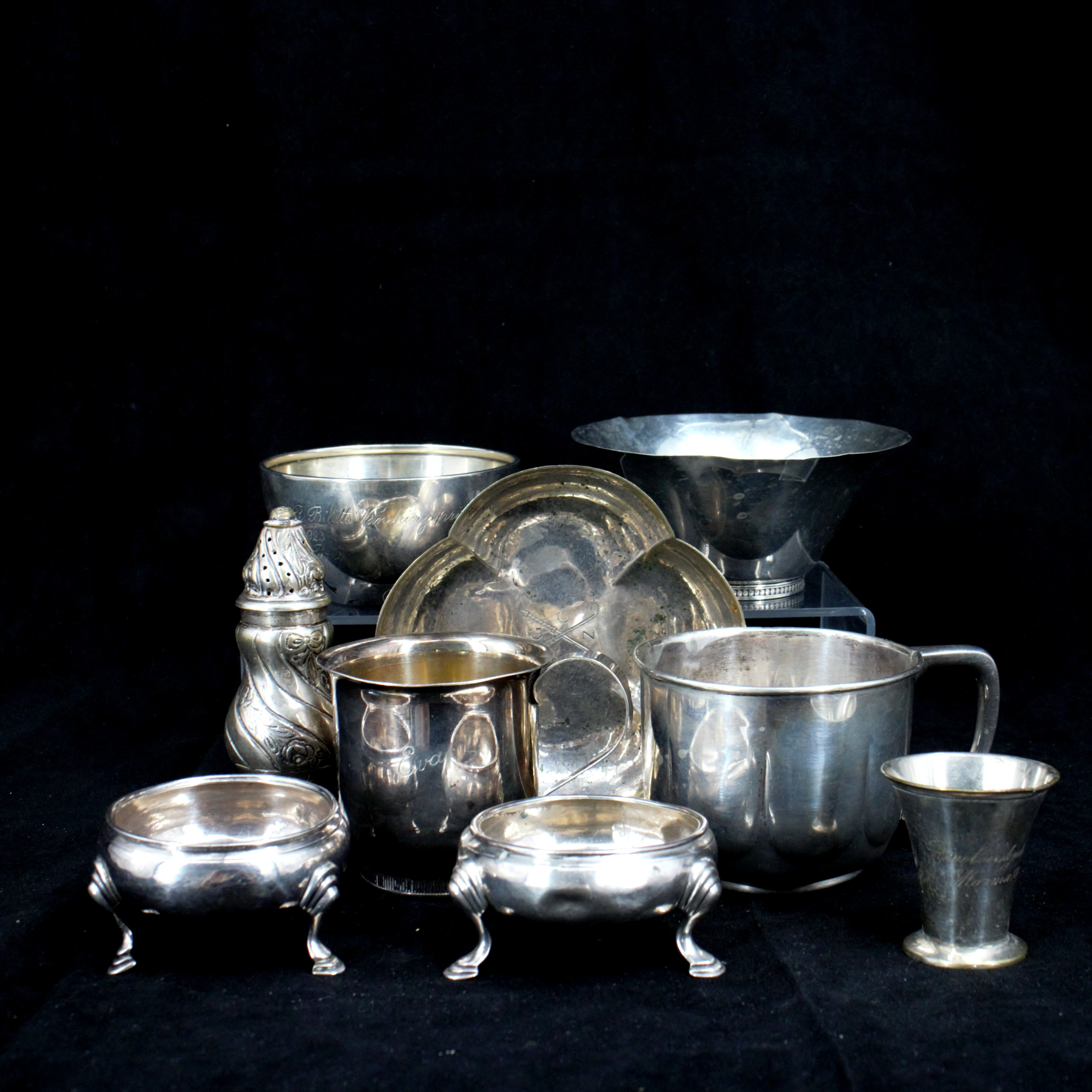 SALTKAR, STRÖARE, POKAL, BÄGARE och SKÅLAR, 9 delar, silver, gravyr.