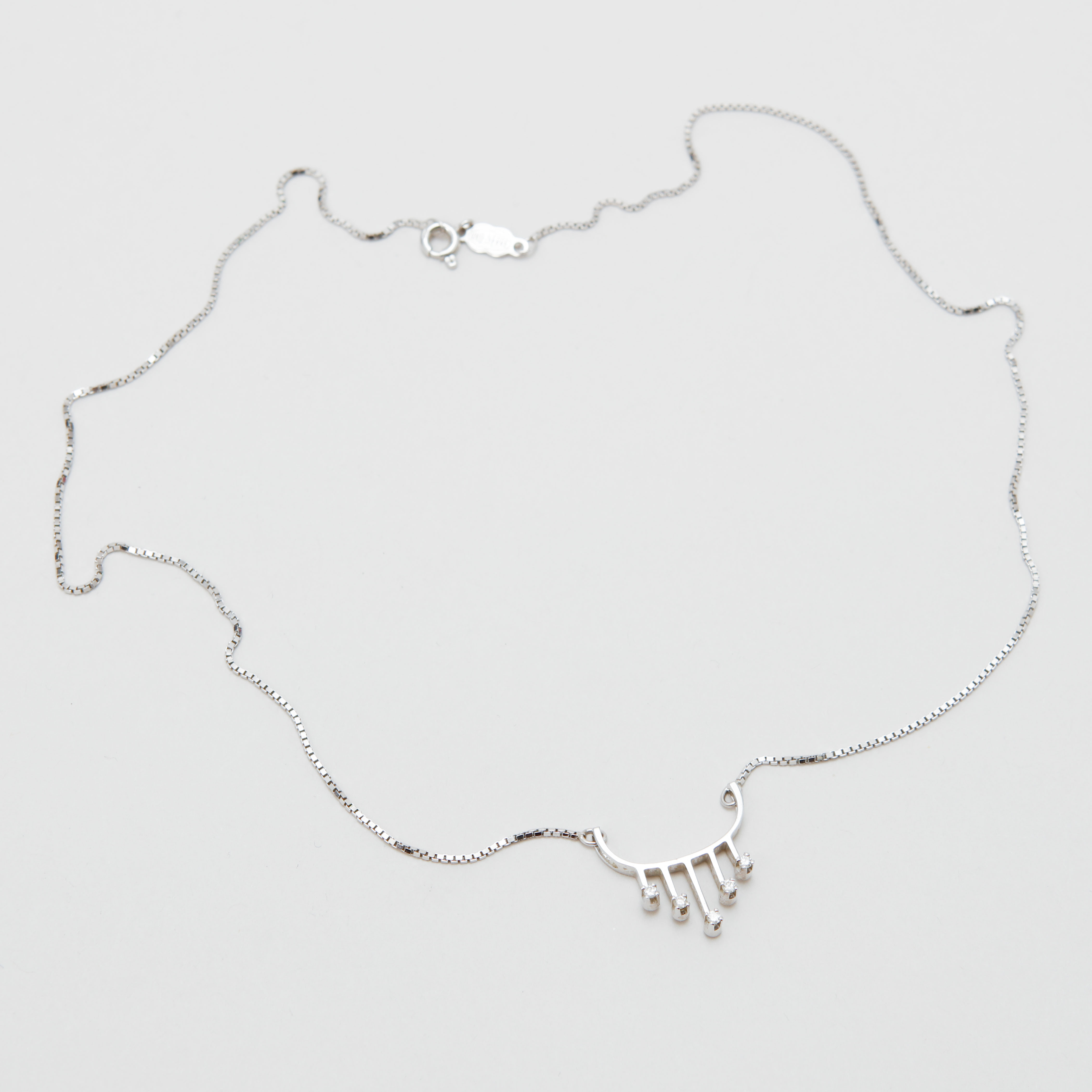 COLLIER, 18k vitguld med fem st diamanter, Arezzo, Italien. Vikt ca 5,6 g.