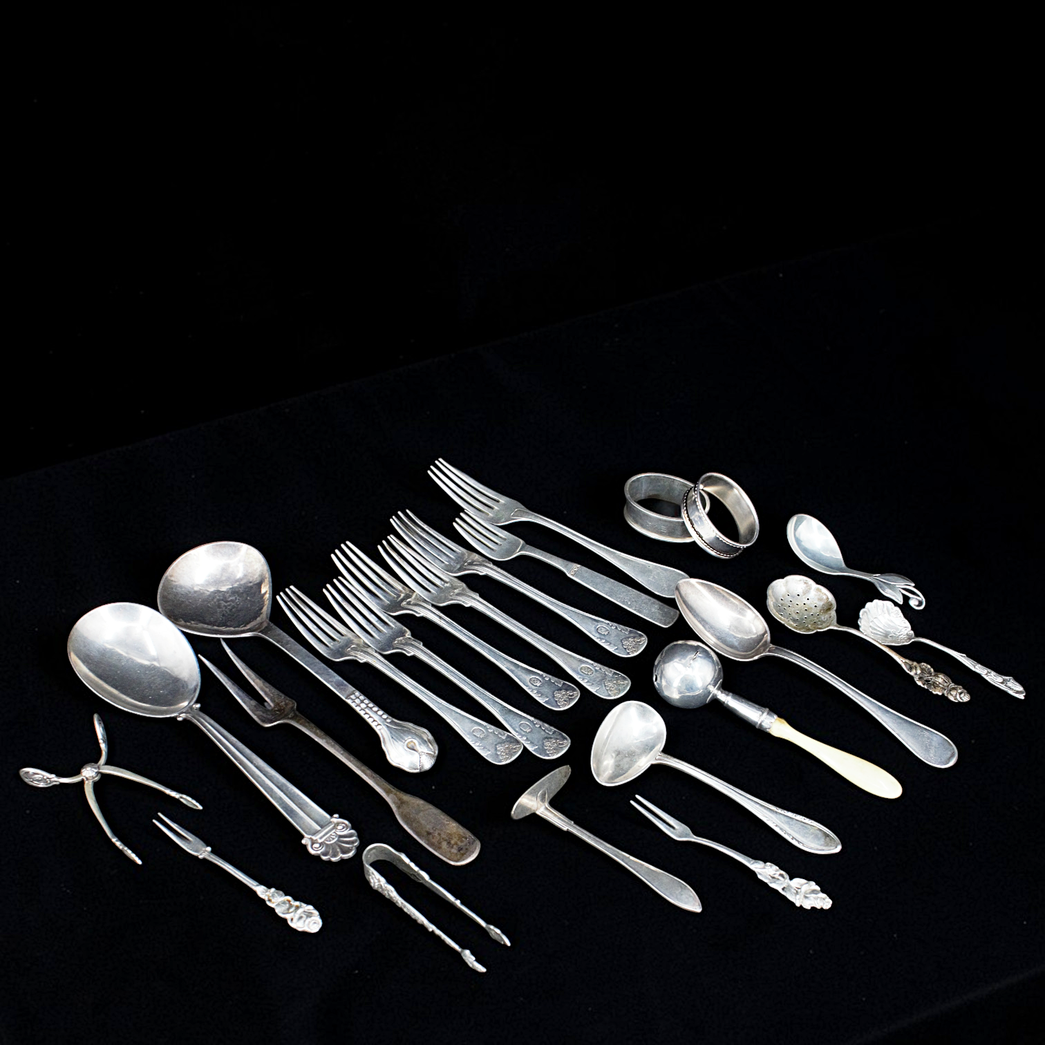 SERVETTRINGAR, GAFFLAR, SKEDAR mm. 22 delar, silver, olika modeller och mönster, gravyr.