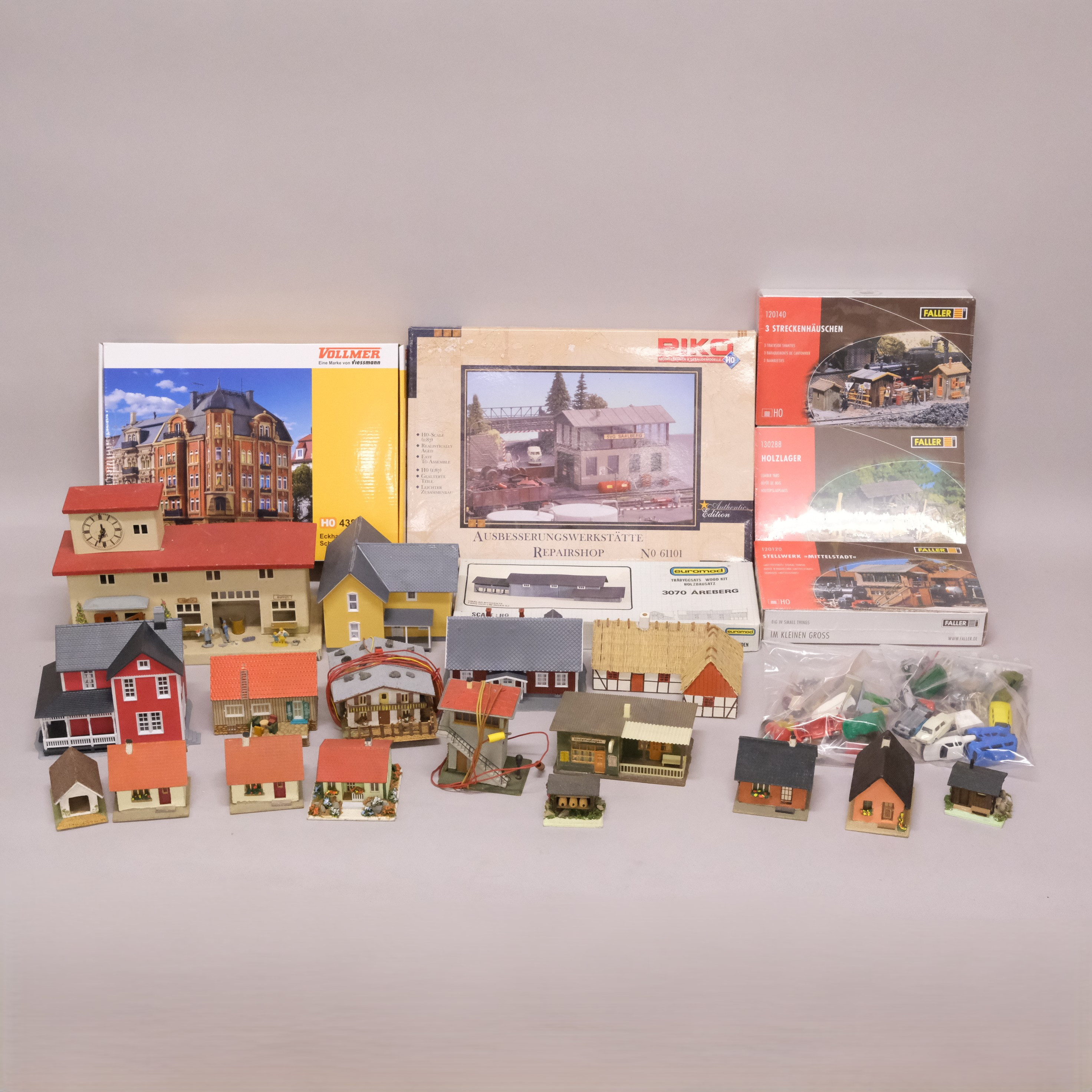 BYGGNADER TILL MODELLJÄRNVÄG SAMT MINIATYRFIGURER. SKALA H0.