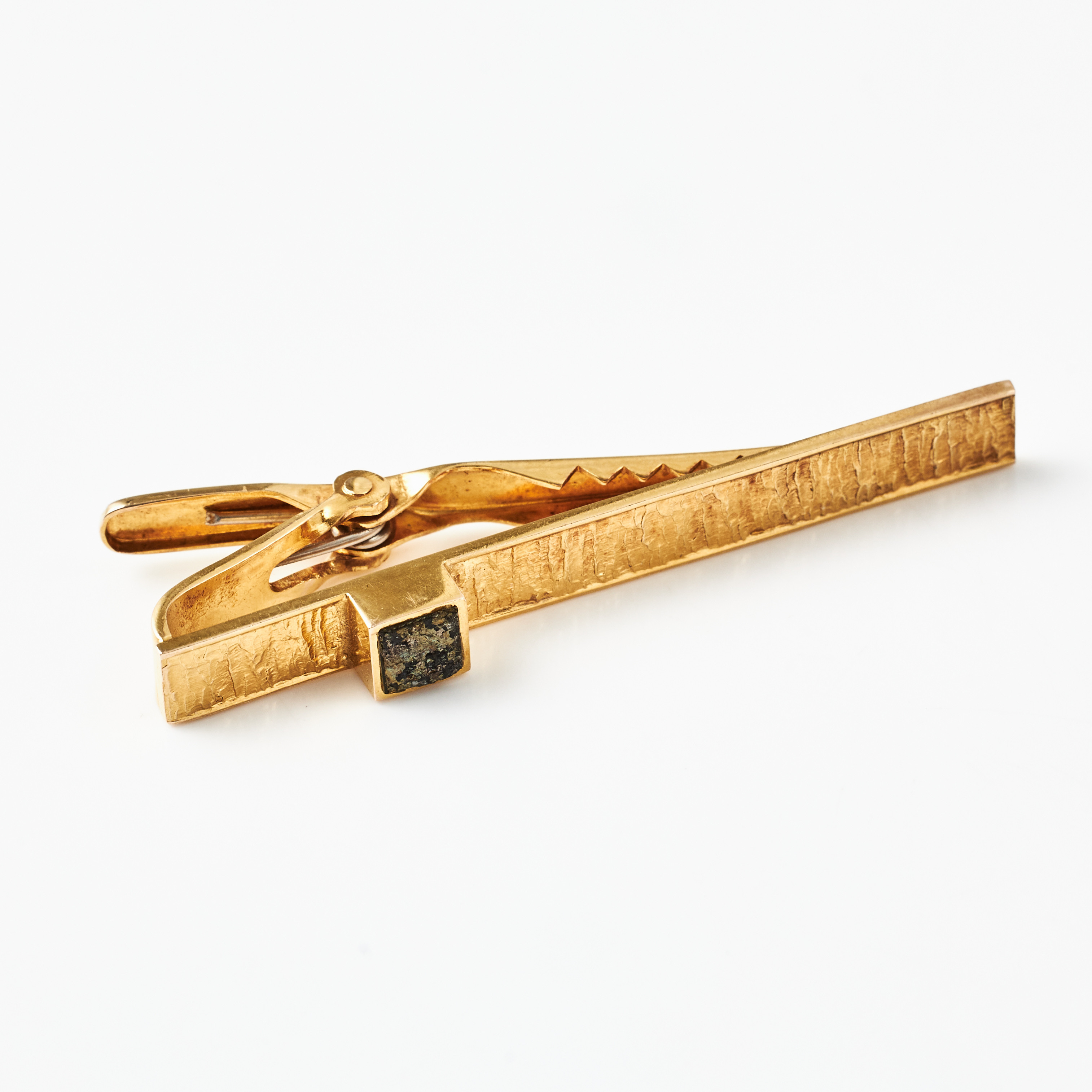 BJÖRN WECKSTRÖM, slipsklämma, 14 k guld, skulpturalt mönster med dekor av kopparmalm, Lapponia, Finland 1971.