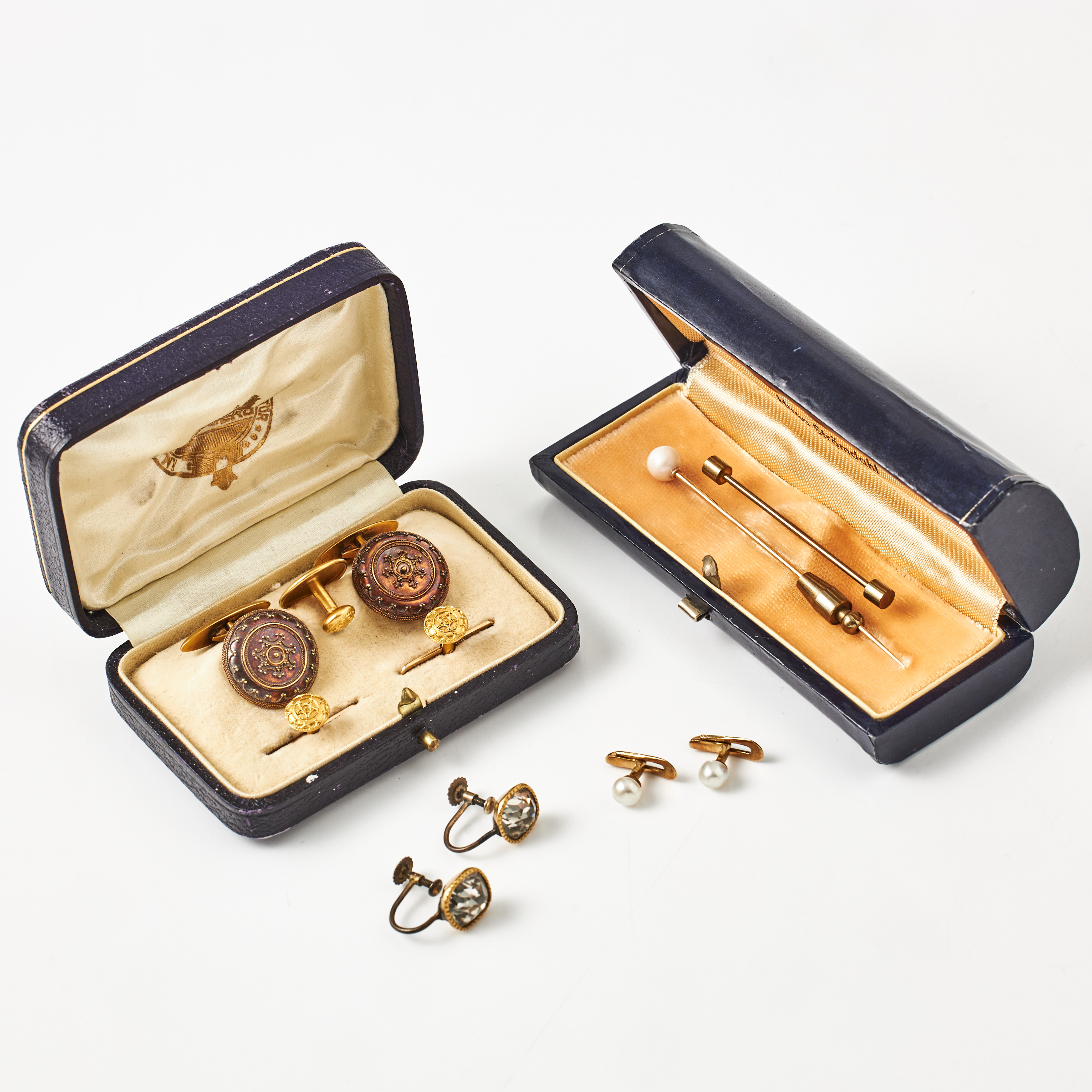 MANSCHETTKNAPPAR, 1 par, SKJORTKNAPPAR, 1 par, C G Hallbergs Guldsmeds AB, Stockholm 1916, SKJORTKNAPPAR, 1 par, boutonpärlor, KNAPP, 18 k guld, mm.