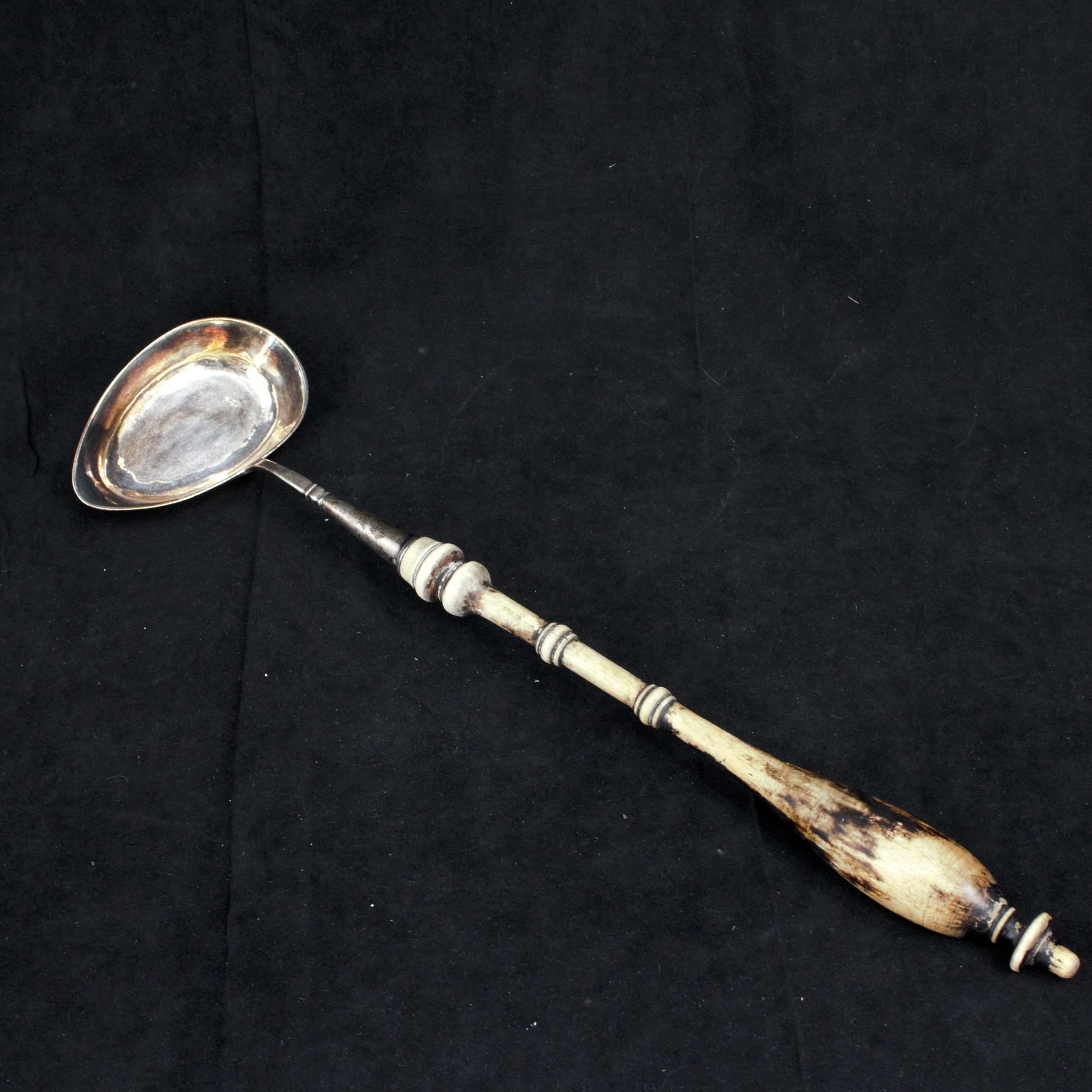 SOPPSLEV med träskaft, silver, 1850.