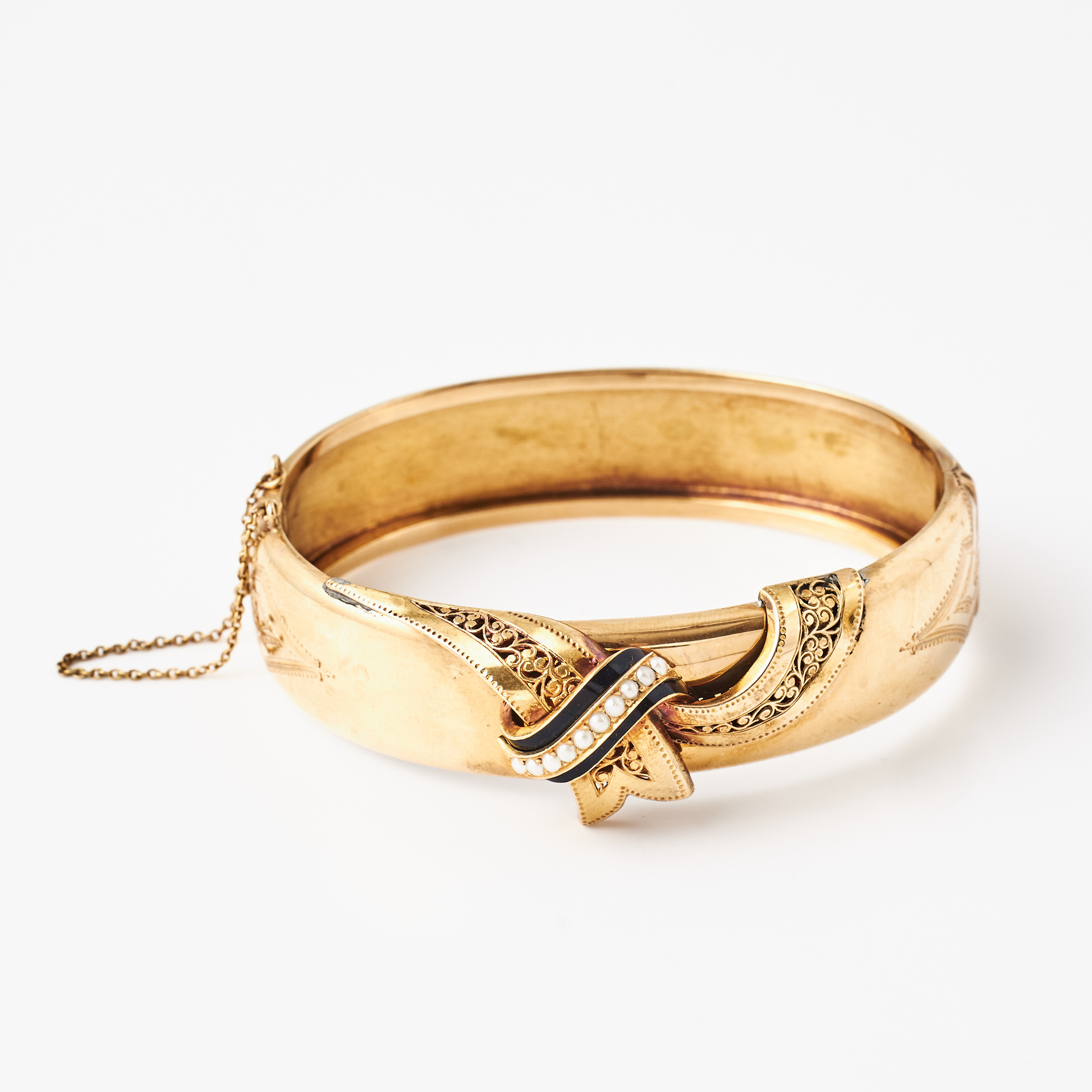 ARMRING, 18 k guld, svart emalj samt en rad med 10 små orientpärlor, i genombruten dekor, Gustaf Dahlgren & Co, Malmö 1880.