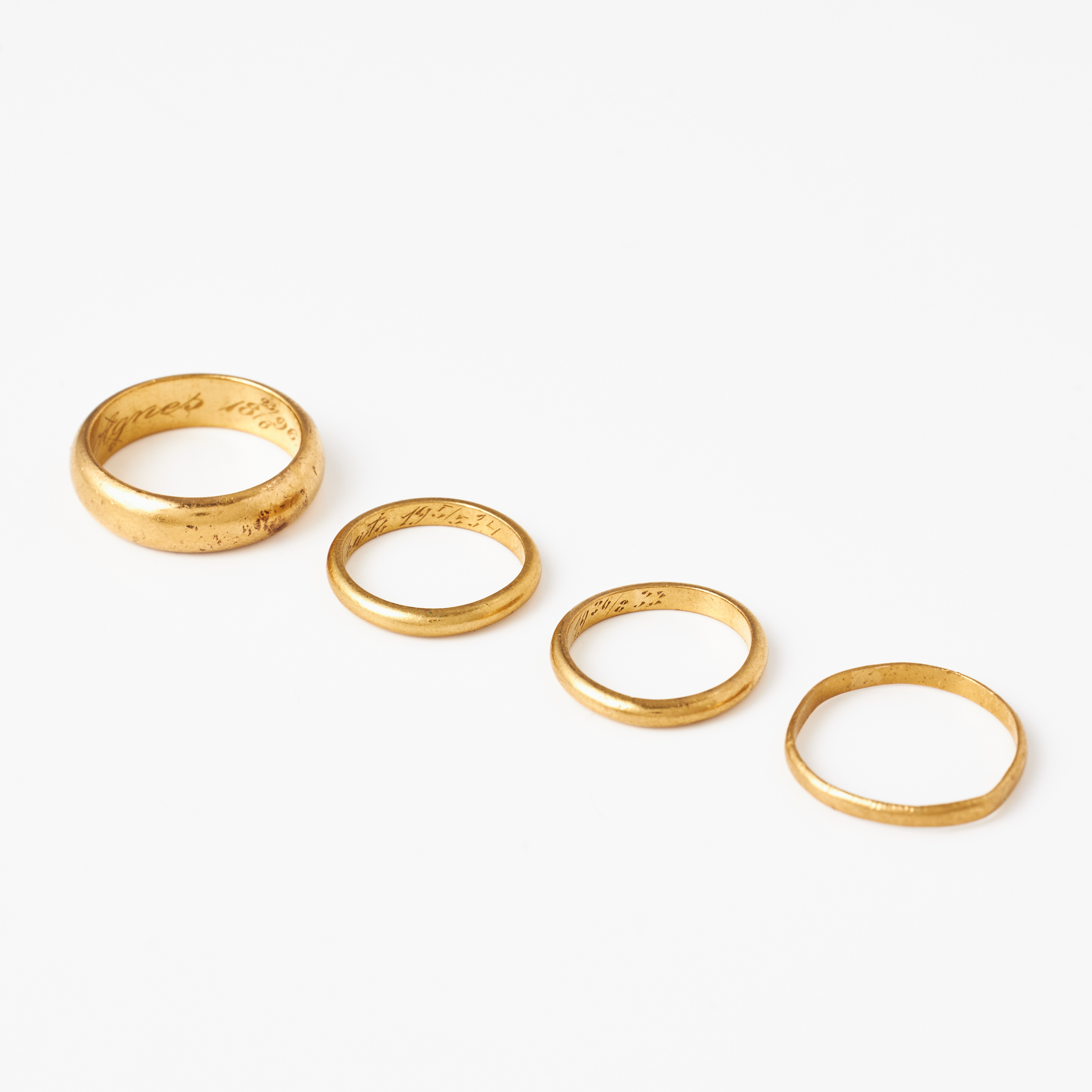VIGSELRINGAR, 4 st., 23 k guld, släta modeller.