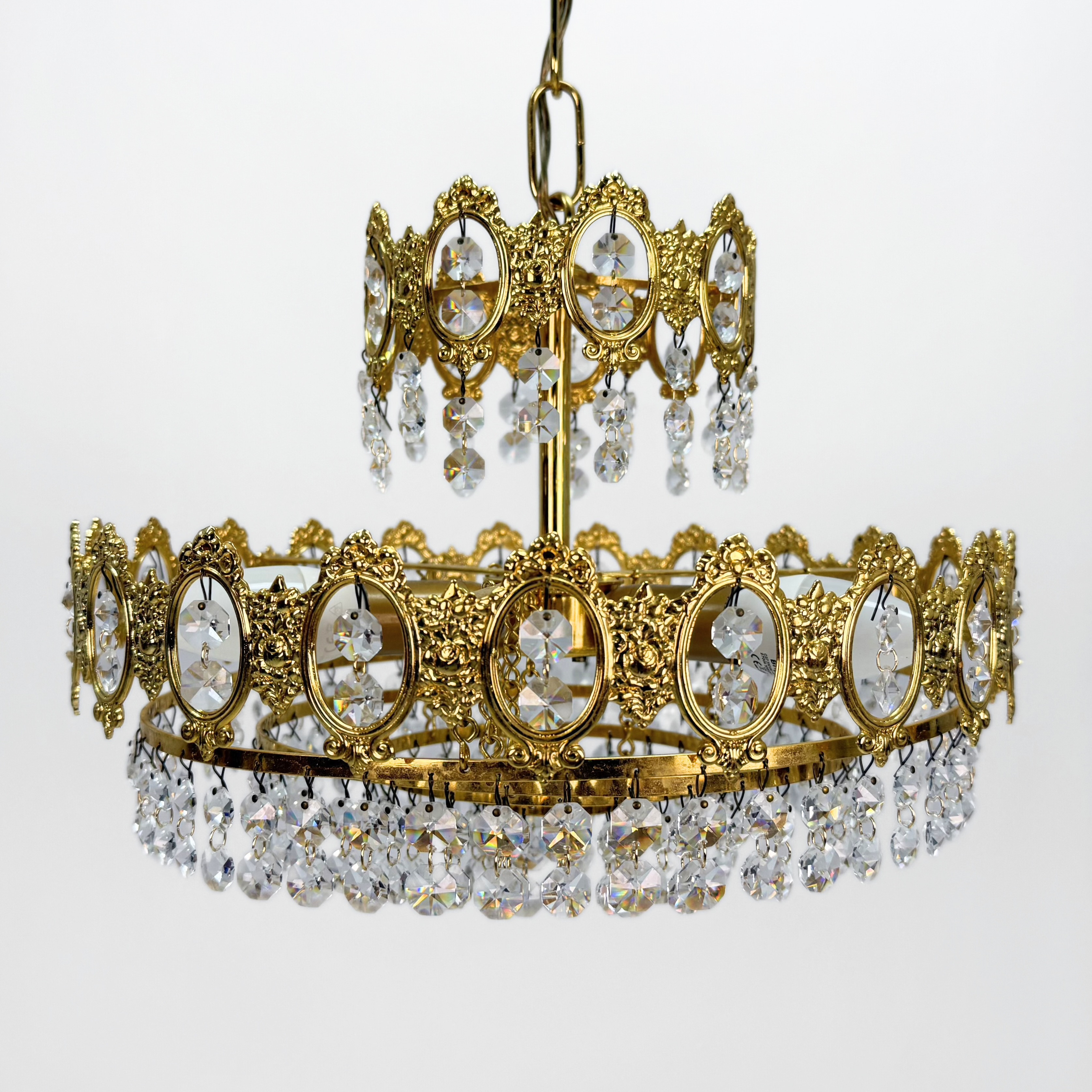 TAKLAMPA, gulmetall, prismor, 1900 talets andra hälft.