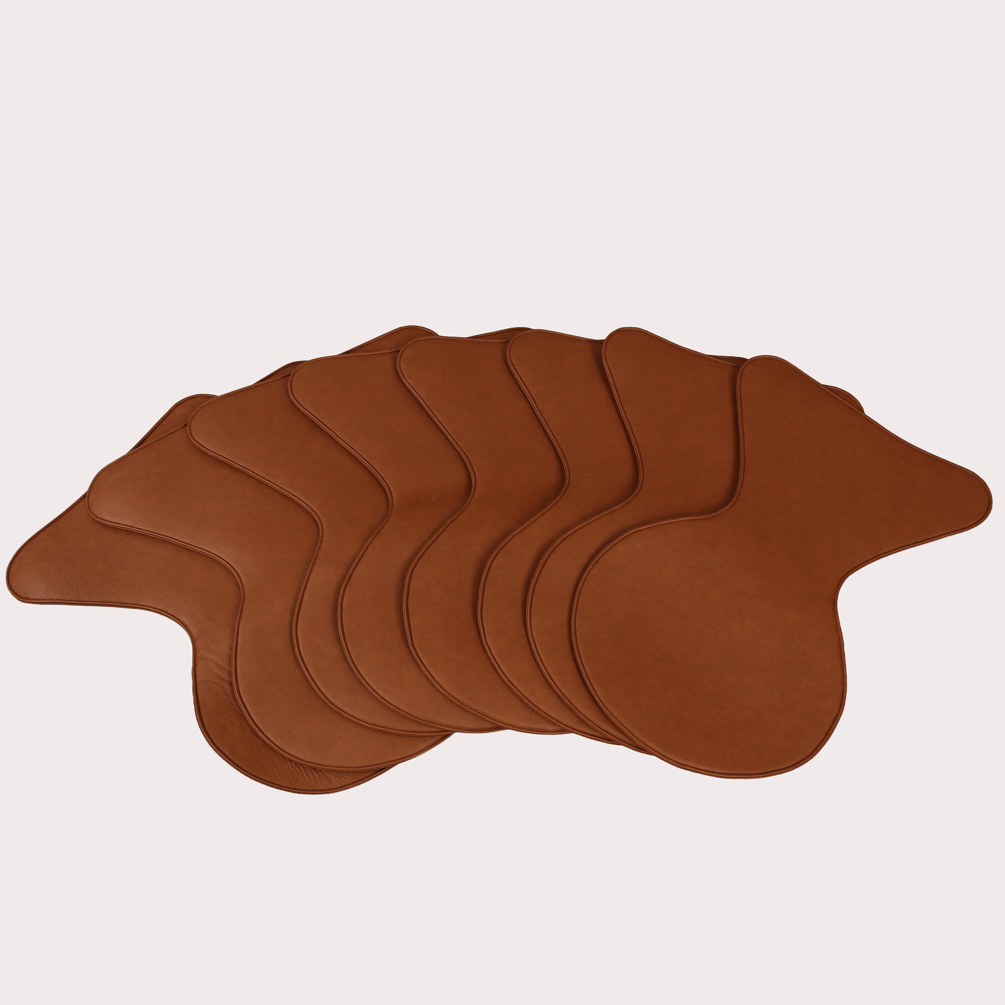 ARNE JACOBSEN. Klädslar brunt läder till 7:an-stolar, 8 stycken, Oanvända.